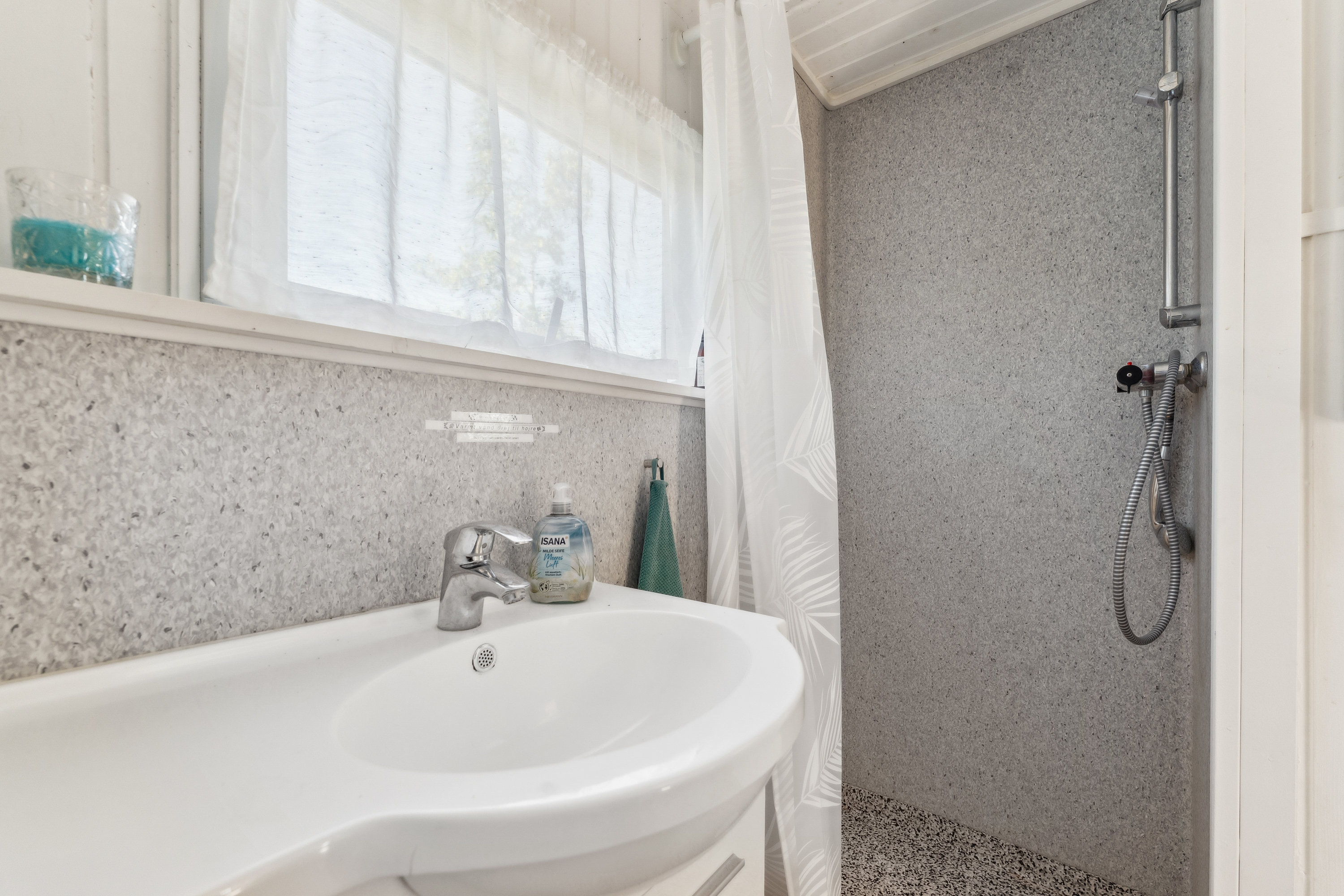 Fremhævet badeværelse billede i fuldskærmstilstand. Billede af Svinget 62, Albæk, 8930 Randers NØ