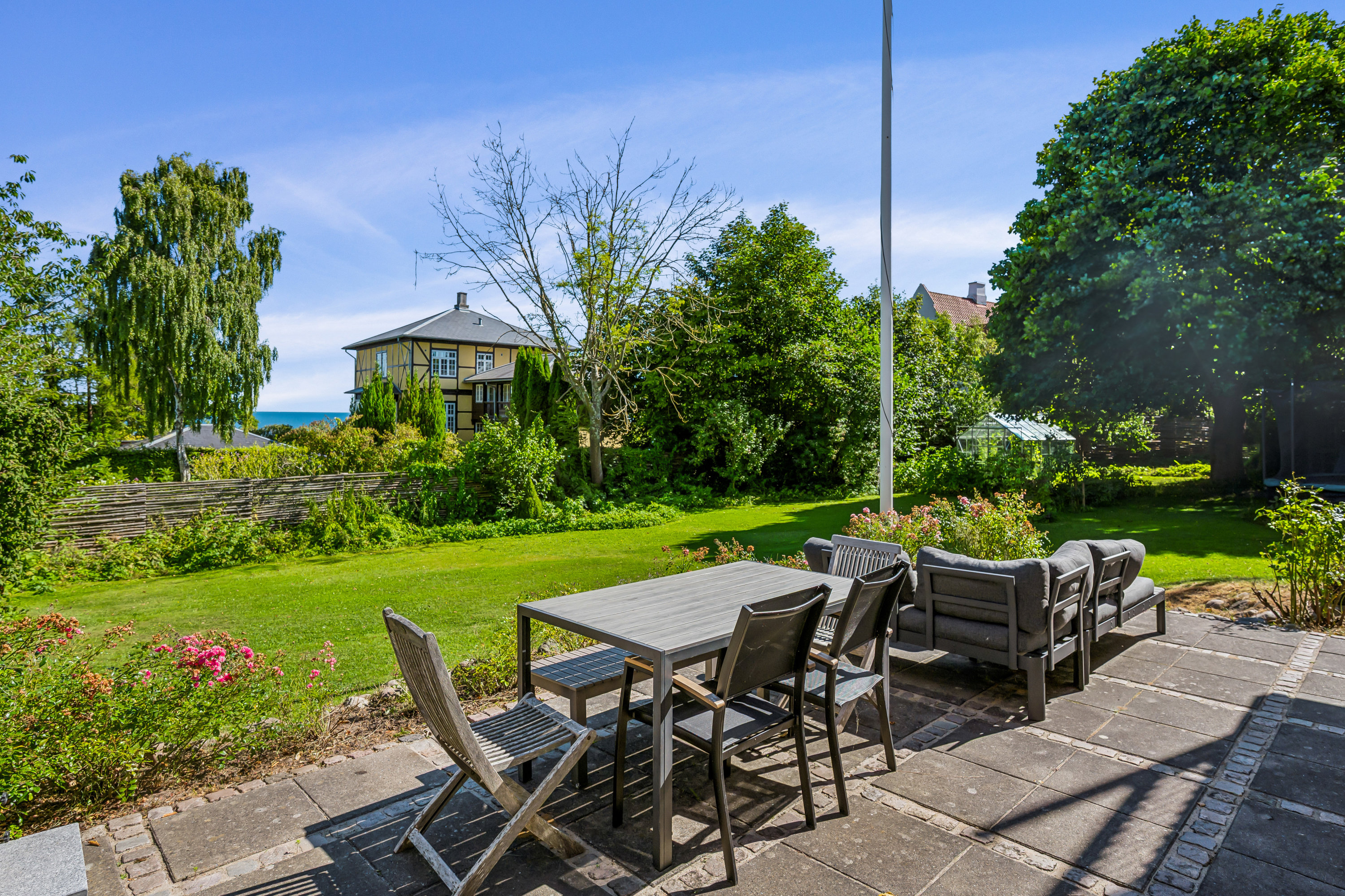 Fremhævet terrasse billede i fuldskærmstilstand. Billede af Tjørnevej 10, 8240 Risskov