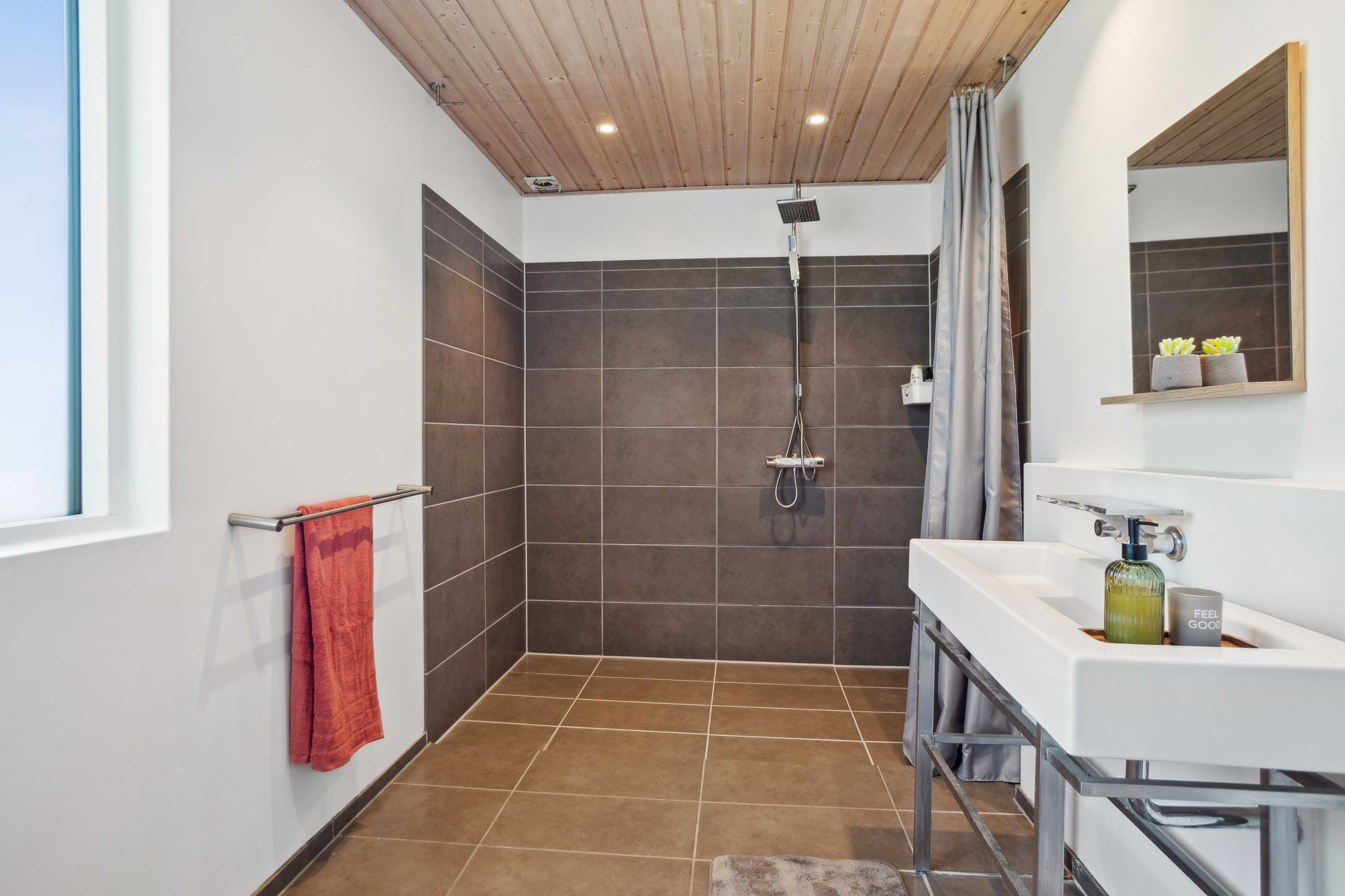 Fremhævet badeværelse billede i fuldskærmstilstand. Billede af Rødhøjgårdsvej 38, 2630 Taastrup