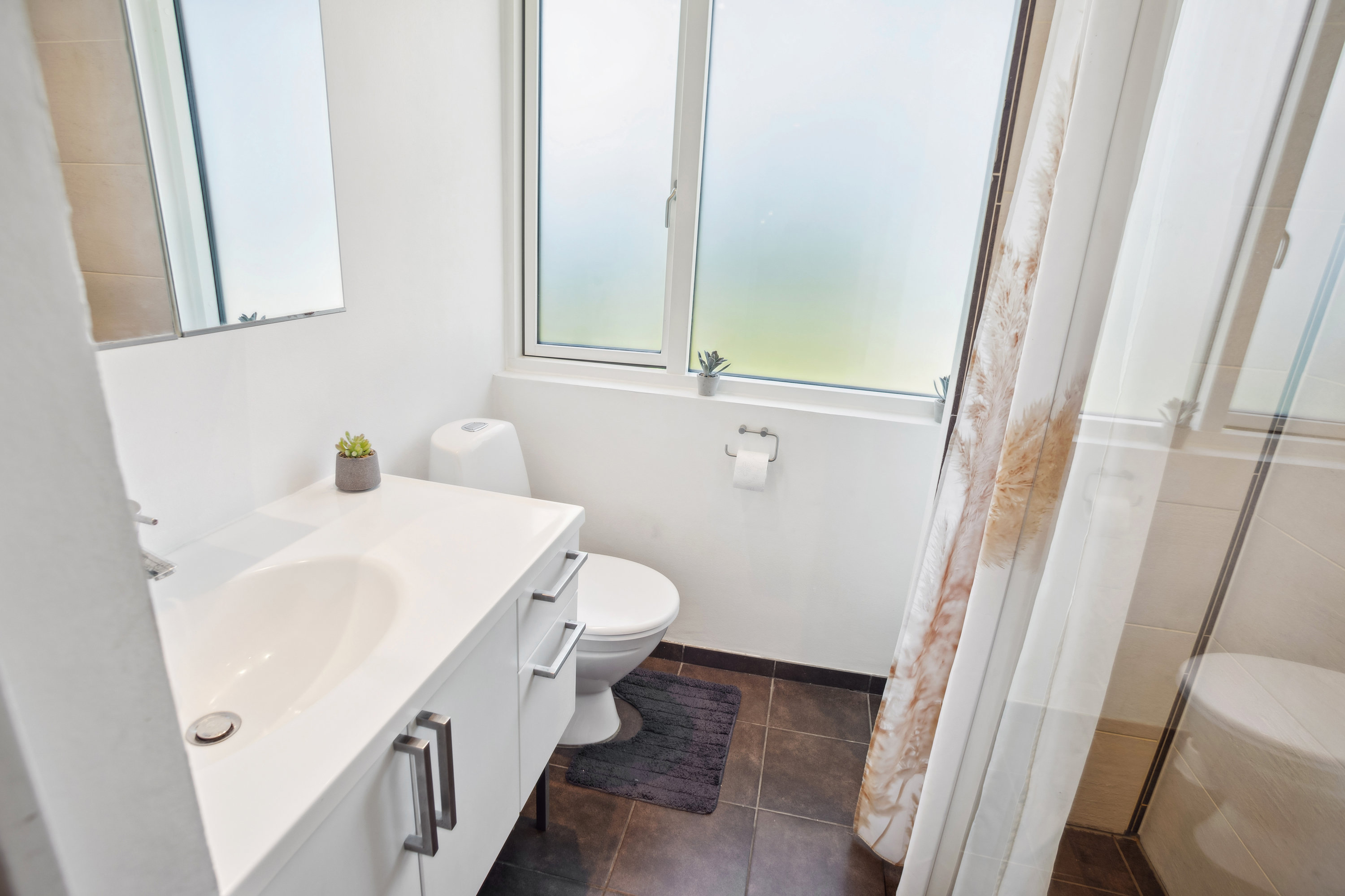 Fremhævet badeværelse billede i fuldskærmstilstand. Billede af Rødhøjgårdsvej 38, 2630 Taastrup