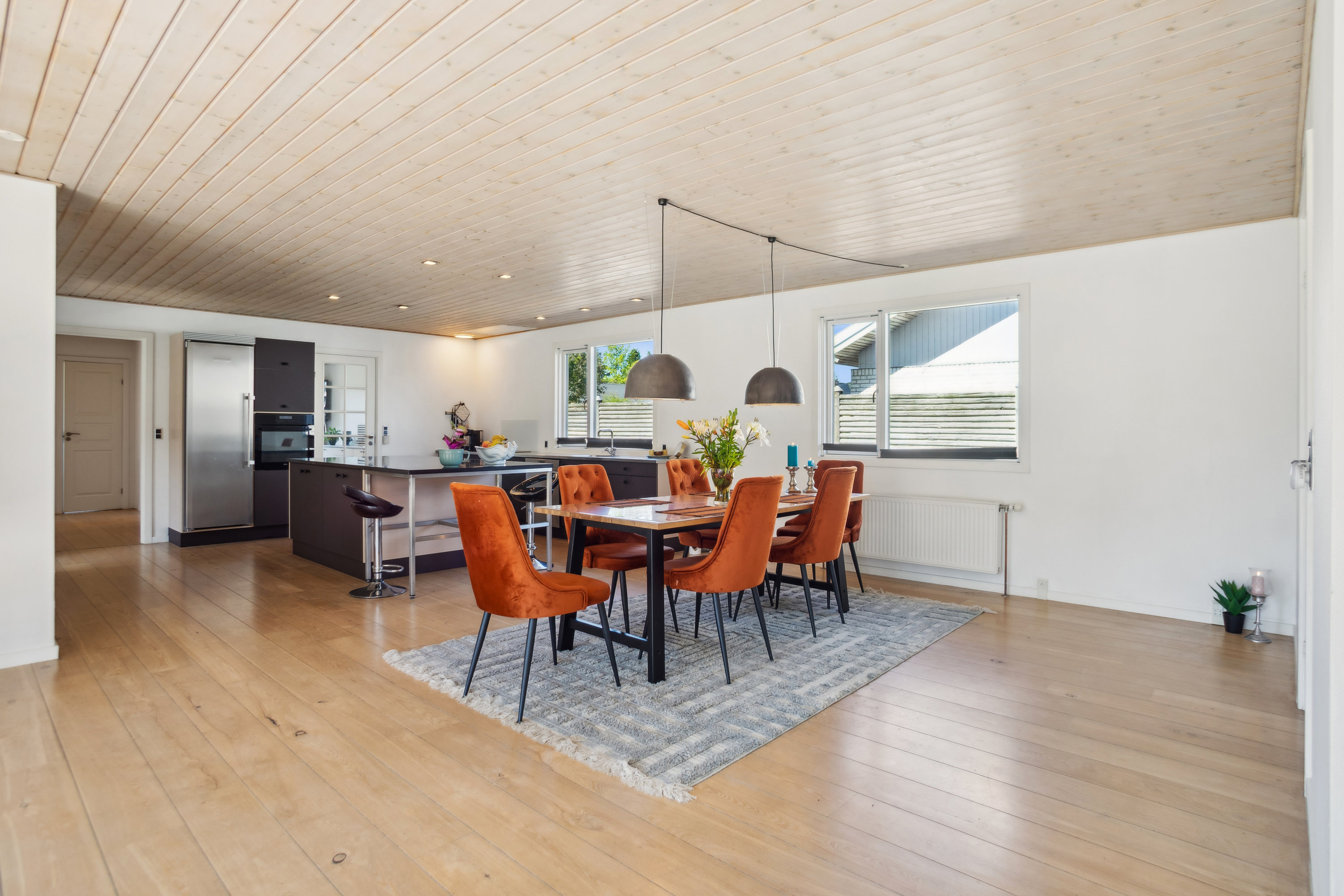 Fremhævet stue billede i fuldskærmstilstand. Billede af Rødhøjgårdsvej 38, 2630 Taastrup