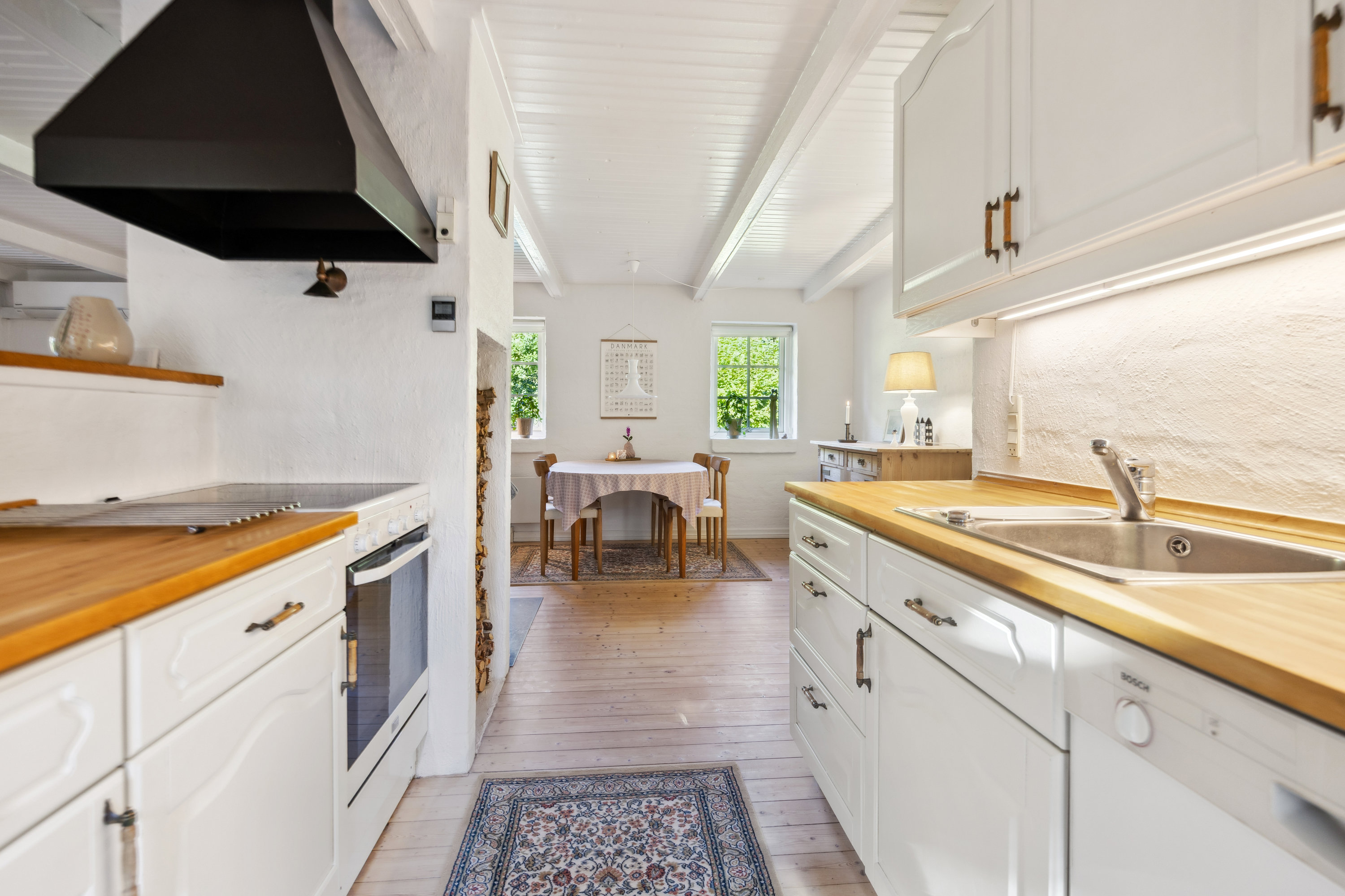 Fremhævet køkken billede i fuldskærmstilstand. Billede af Lyngstien 18, Hou, 9370 Hals