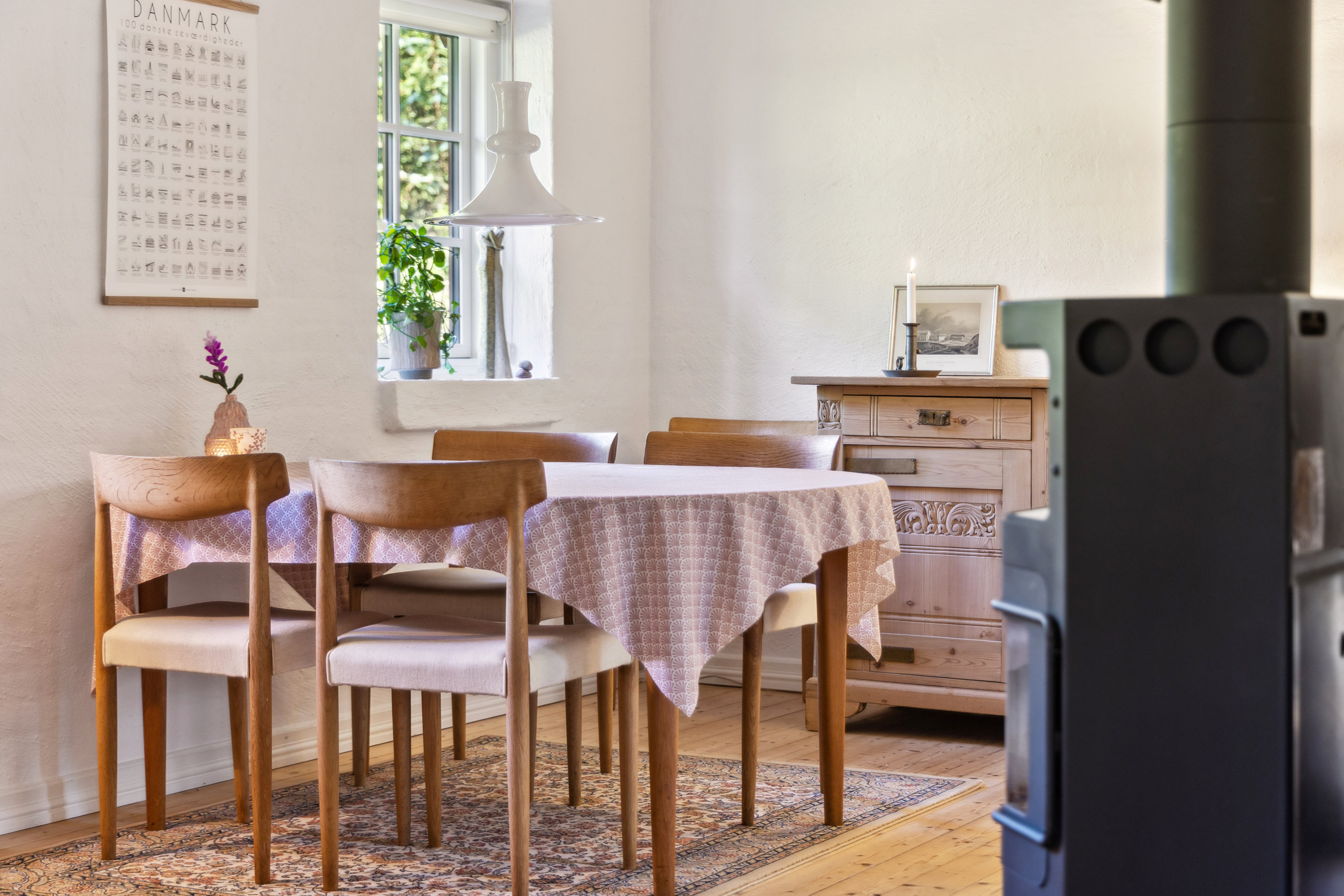 Fremhævet stue billede i fuldskærmstilstand. Billede af Lyngstien 18, Hou, 9370 Hals