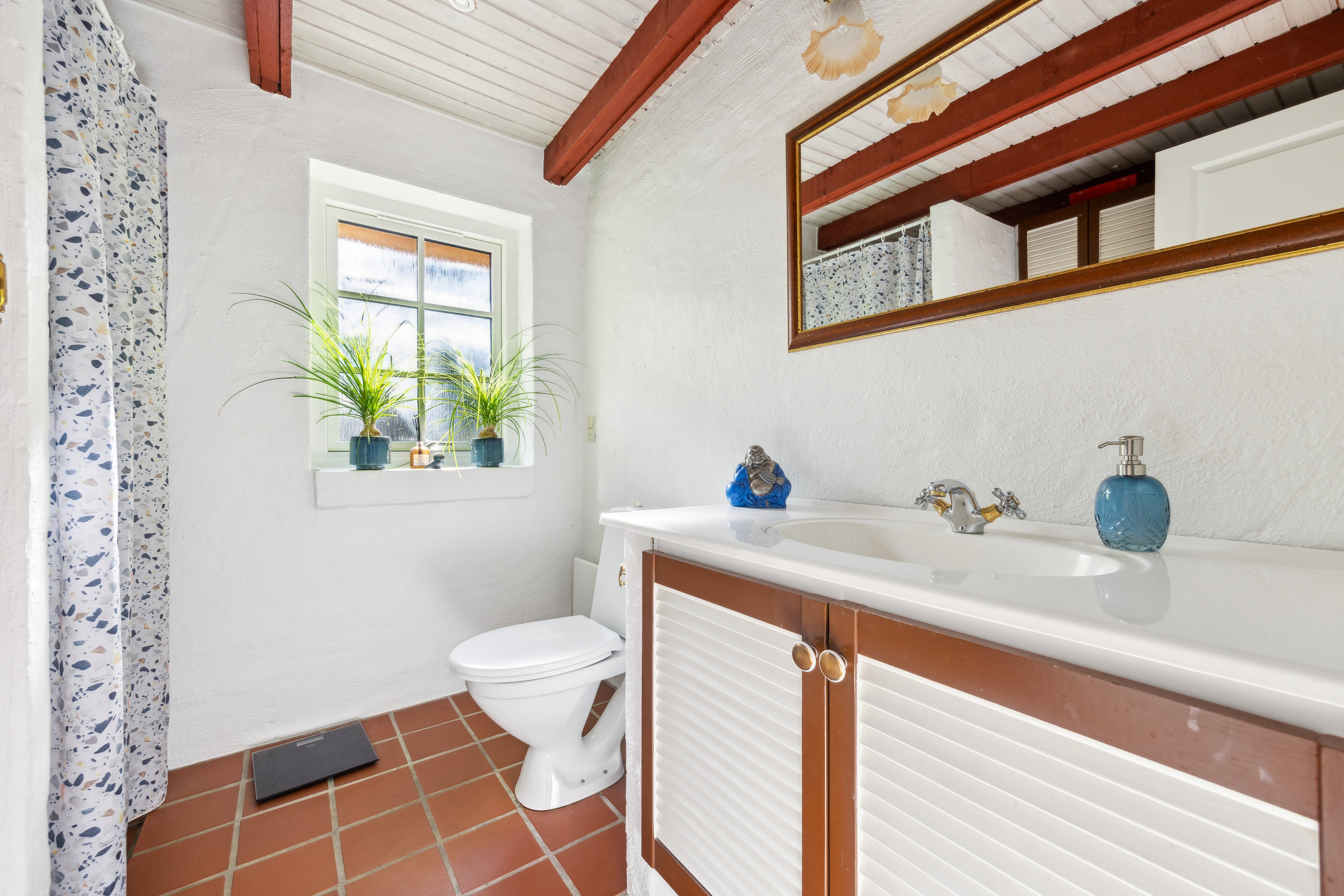 Fremhævet badeværelse billede i fuldskærmstilstand. Billede af Lyngstien 18, Hou, 9370 Hals