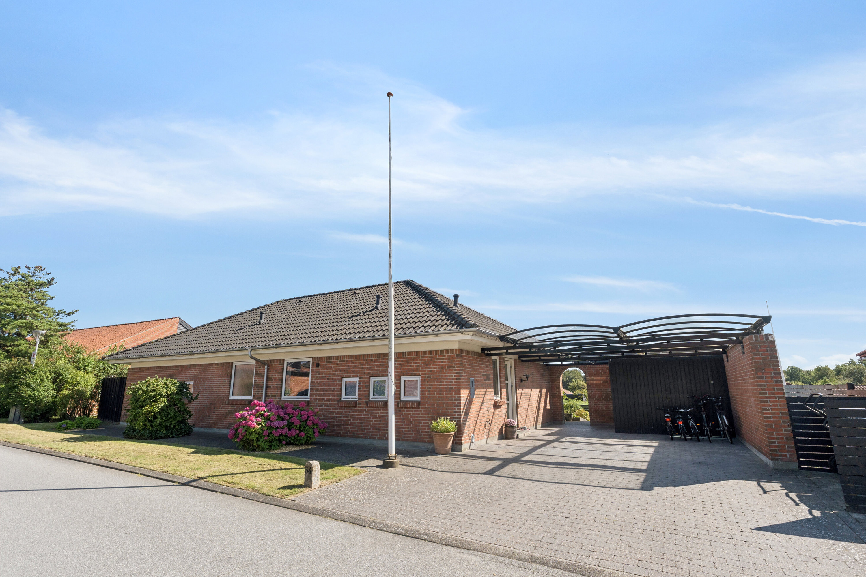 Fremhævet set fra vejen billede i fuldskærmstilstand. Billede af Bæktoften 34, 9800 Hjørring