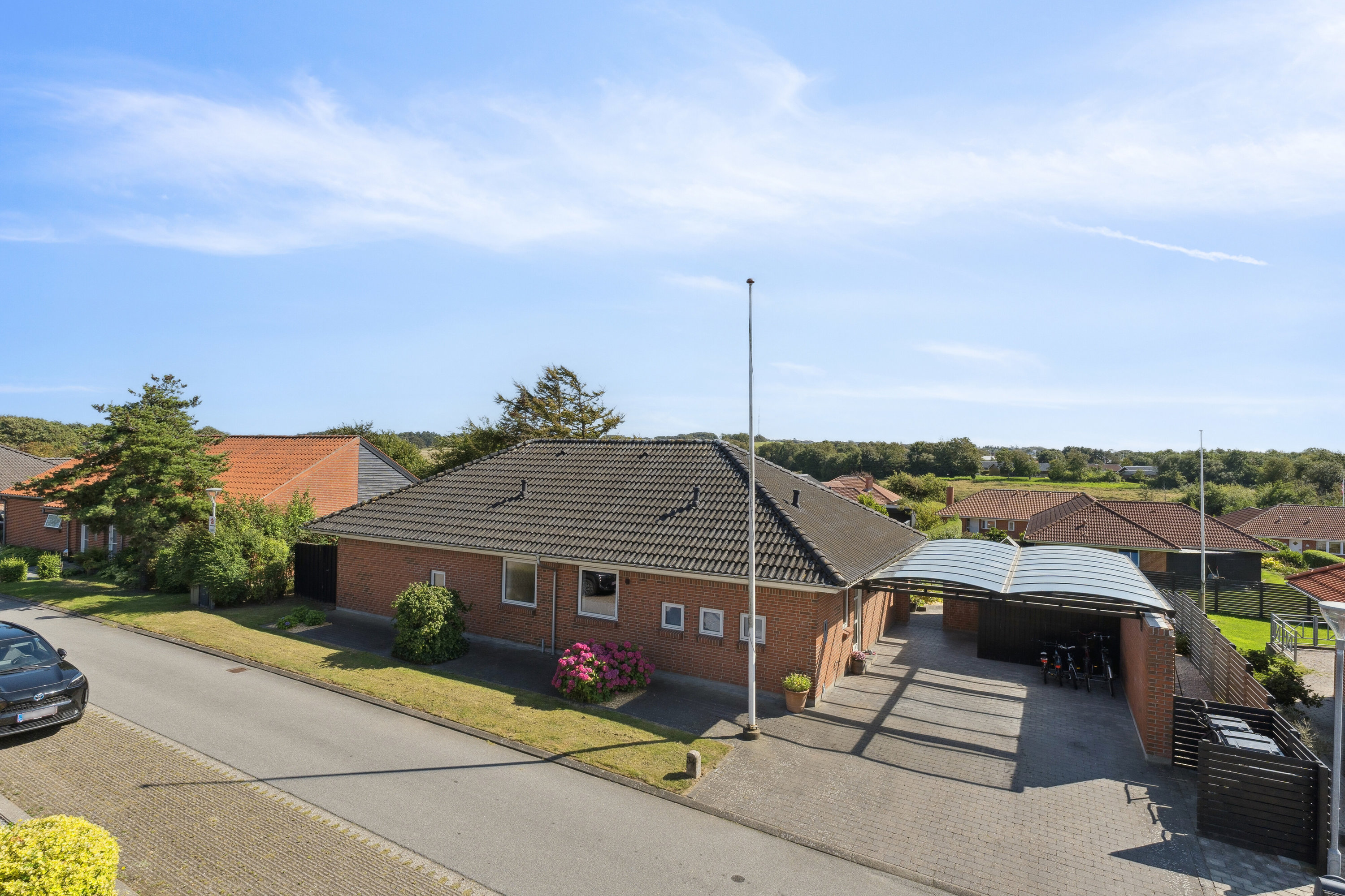 Fremhævet set fra vejen billede i fuldskærmstilstand. Billede af Bæktoften 34, 9800 Hjørring