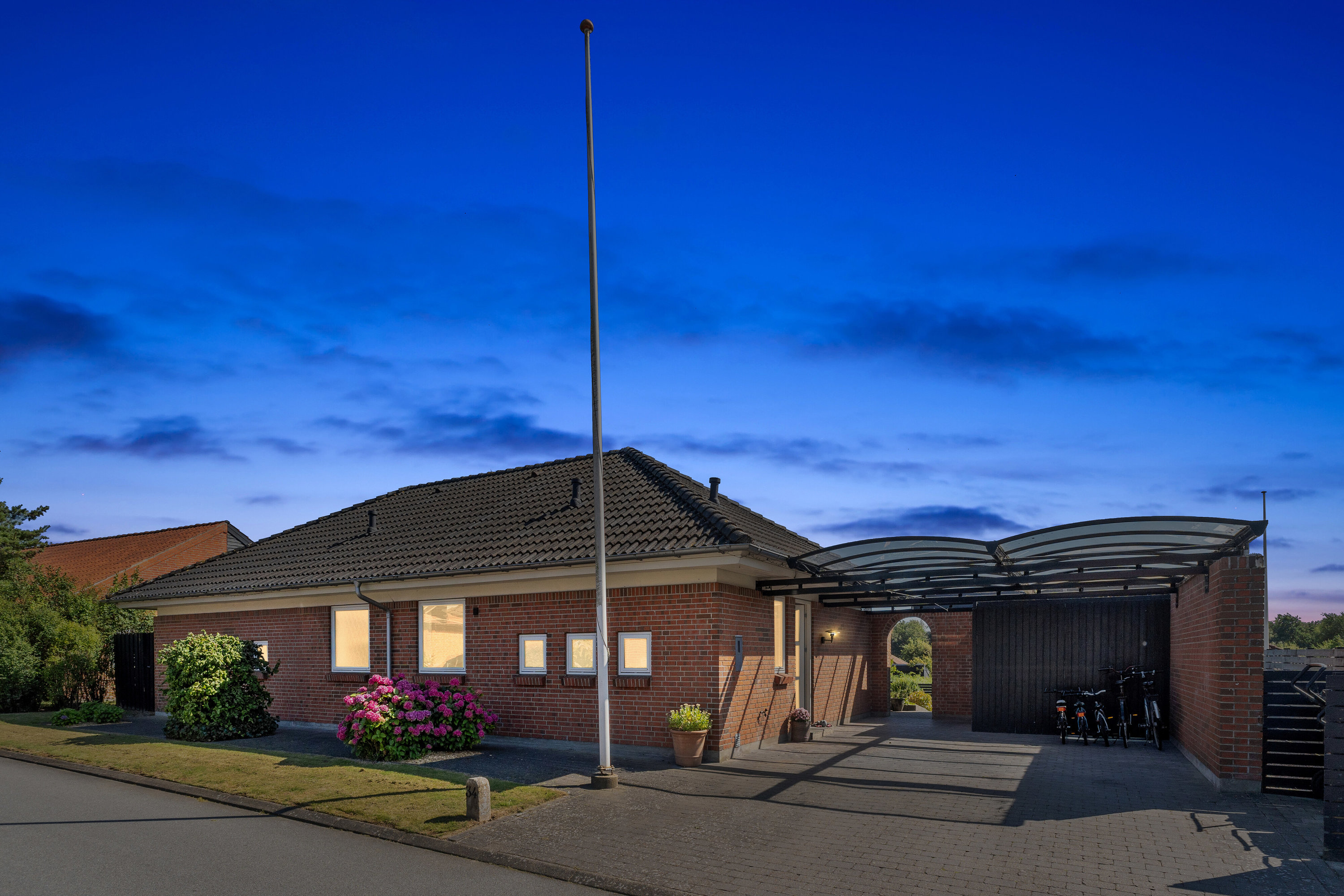 Fremhævet set fra vejen billede i fuldskærmstilstand. Billede af Bæktoften 34, 9800 Hjørring