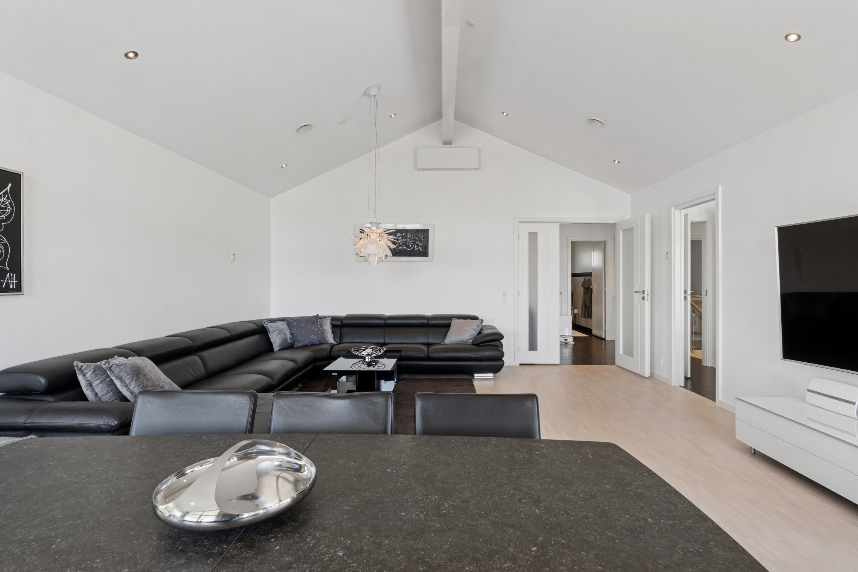 Fremhævet stue billede i fuldskærmstilstand. Billede af Holbækvej 104, 4000 Roskilde