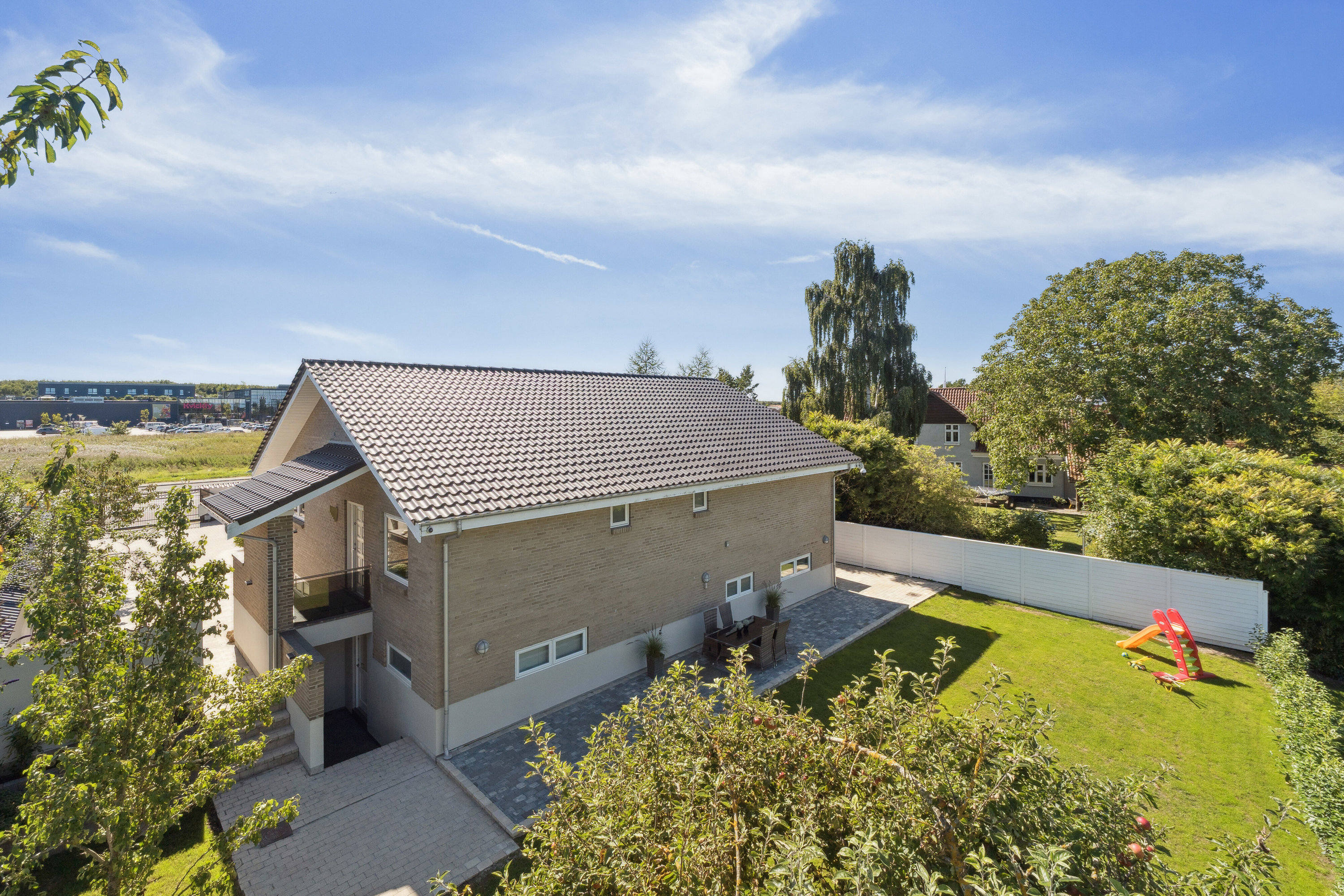 Fremhævet set fra haven billede i fuldskærmstilstand. Billede af Holbækvej 104, 4000 Roskilde