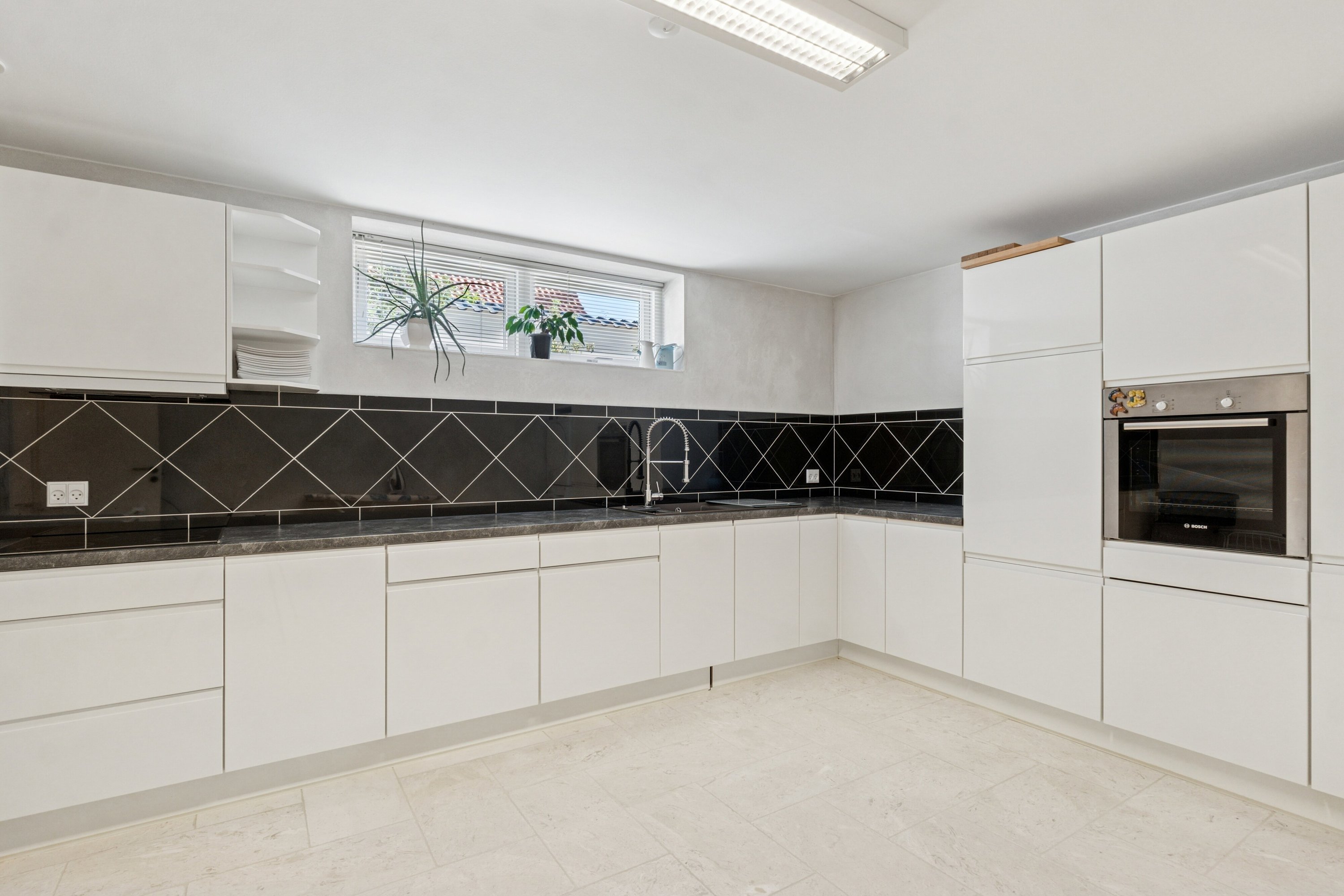 Fremhævet køkken billede i fuldskærmstilstand. Billede af Holbækvej 104, 4000 Roskilde