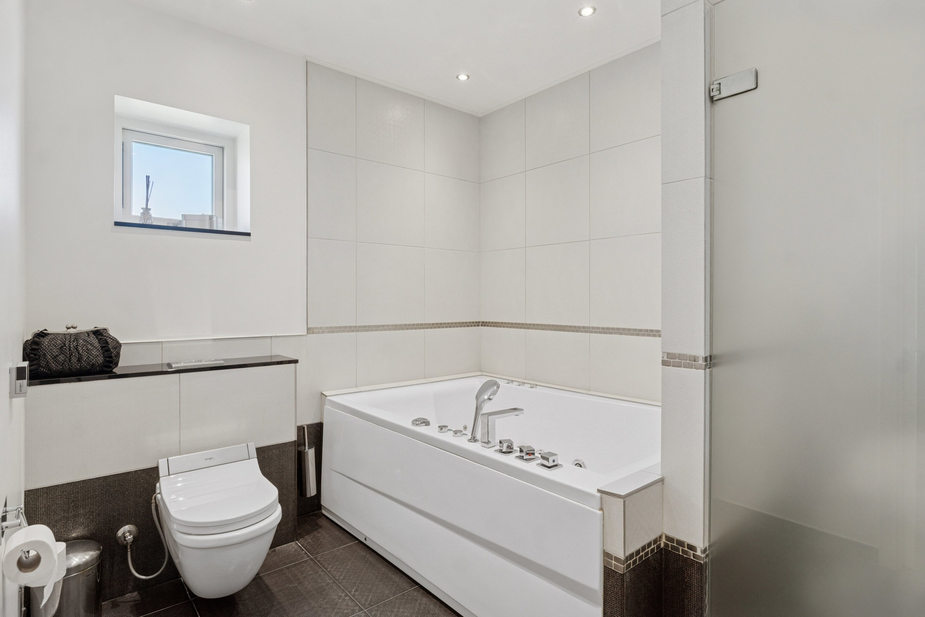 Fremhævet badeværelse billede i fuldskærmstilstand. Billede af Holbækvej 104, 4000 Roskilde