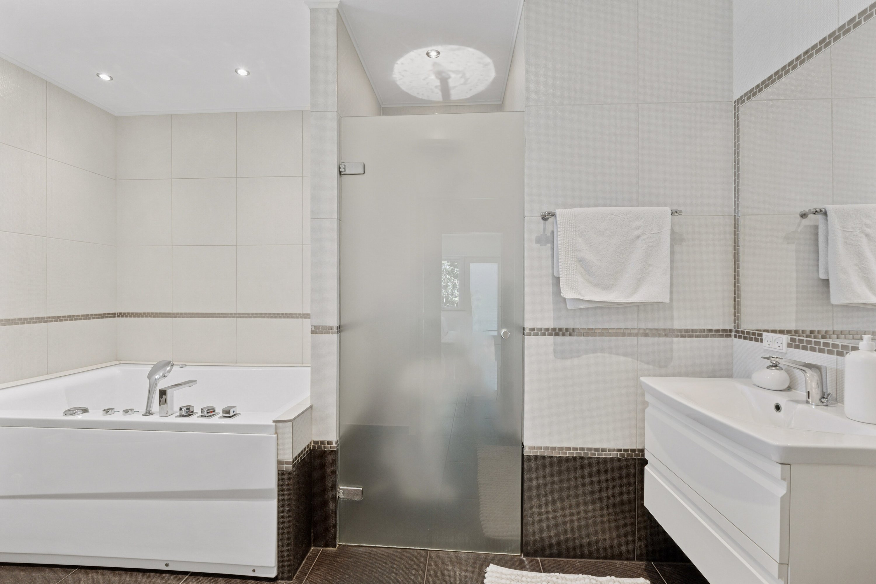 Fremhævet badeværelse billede i fuldskærmstilstand. Billede af Holbækvej 104, 4000 Roskilde