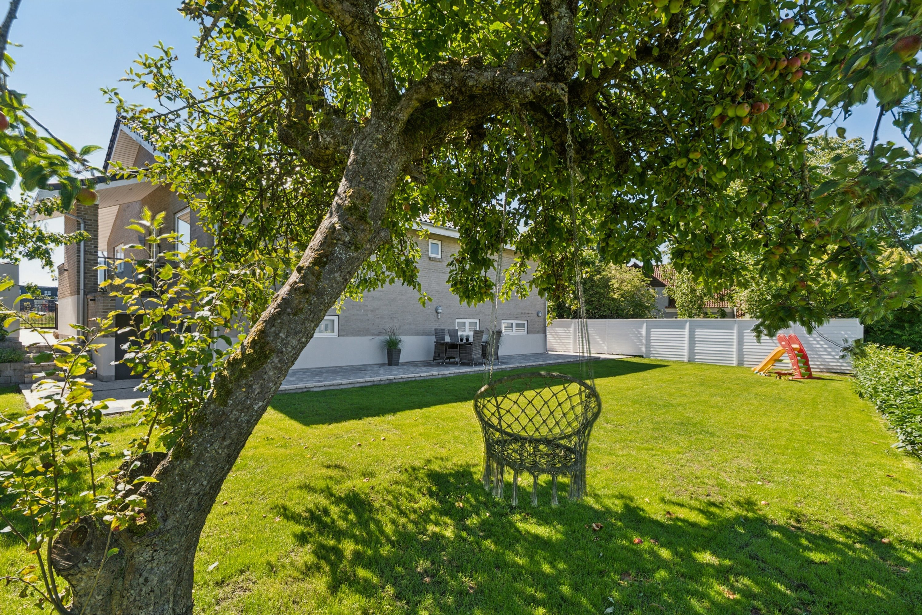 Fremhævet set fra haven billede i fuldskærmstilstand. Billede af Holbækvej 104, 4000 Roskilde