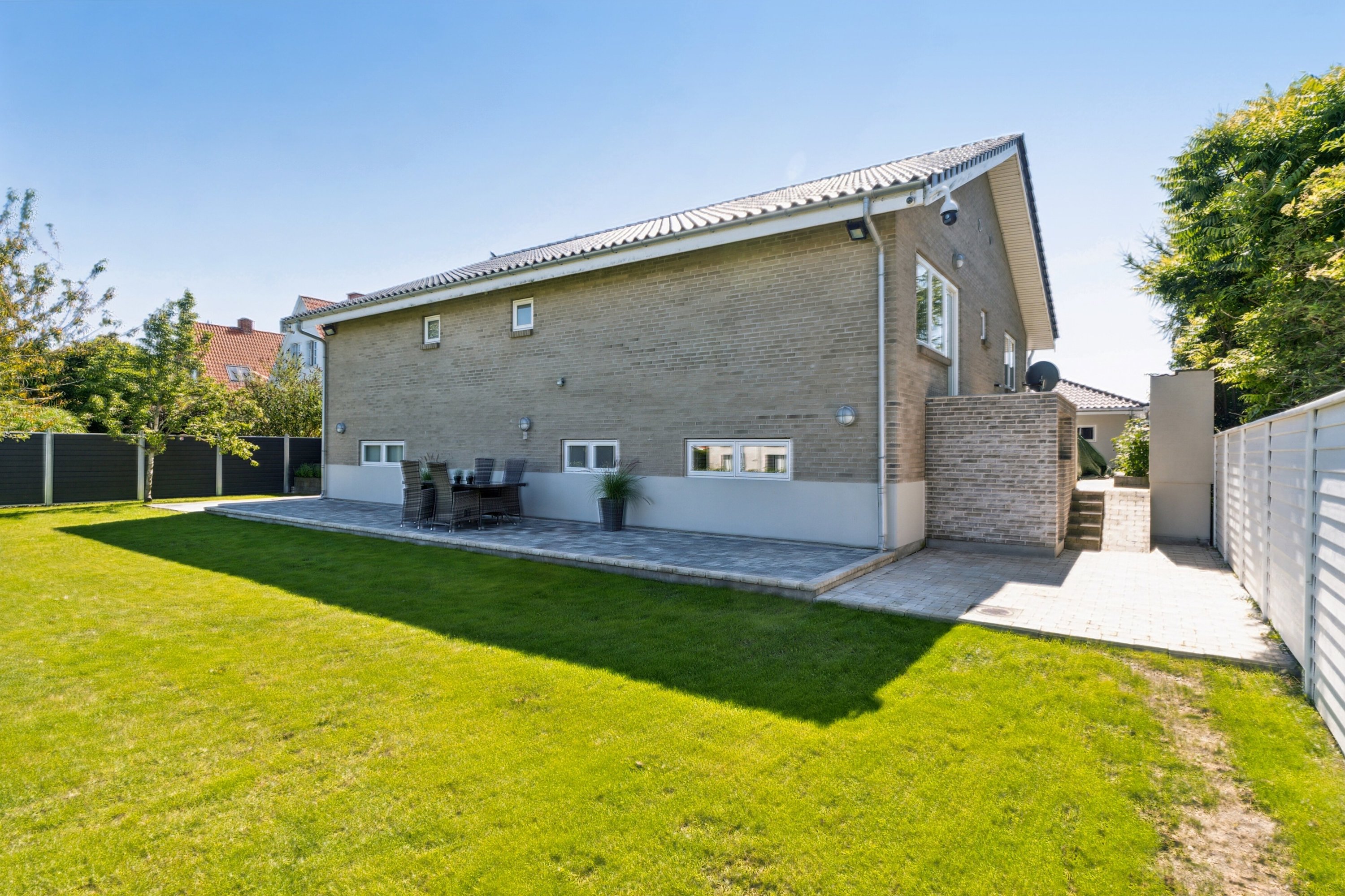 Fremhævet set fra haven billede i fuldskærmstilstand. Billede af Holbækvej 104, 4000 Roskilde