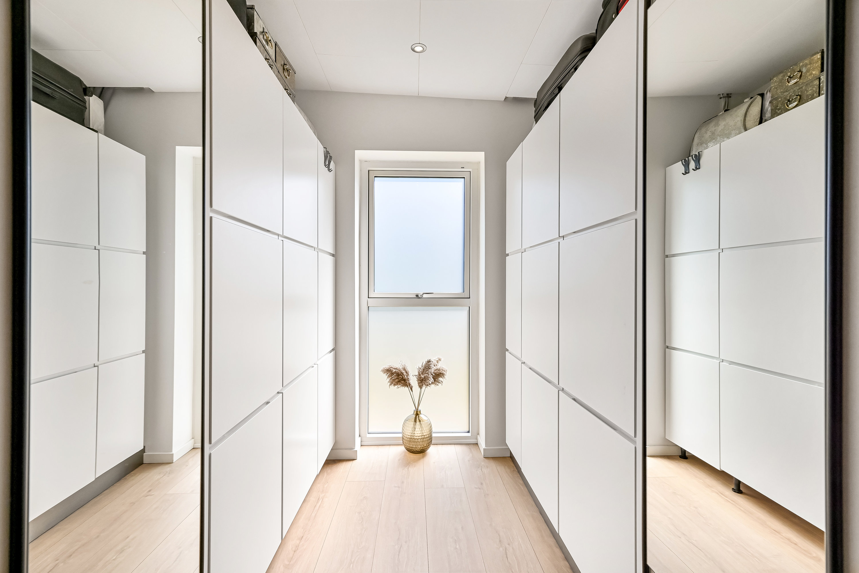 Fremhævet garderobe billede i fuldskærmstilstand. Billede af Tjørring Vænget 4, Tjørring, 7400 Herning