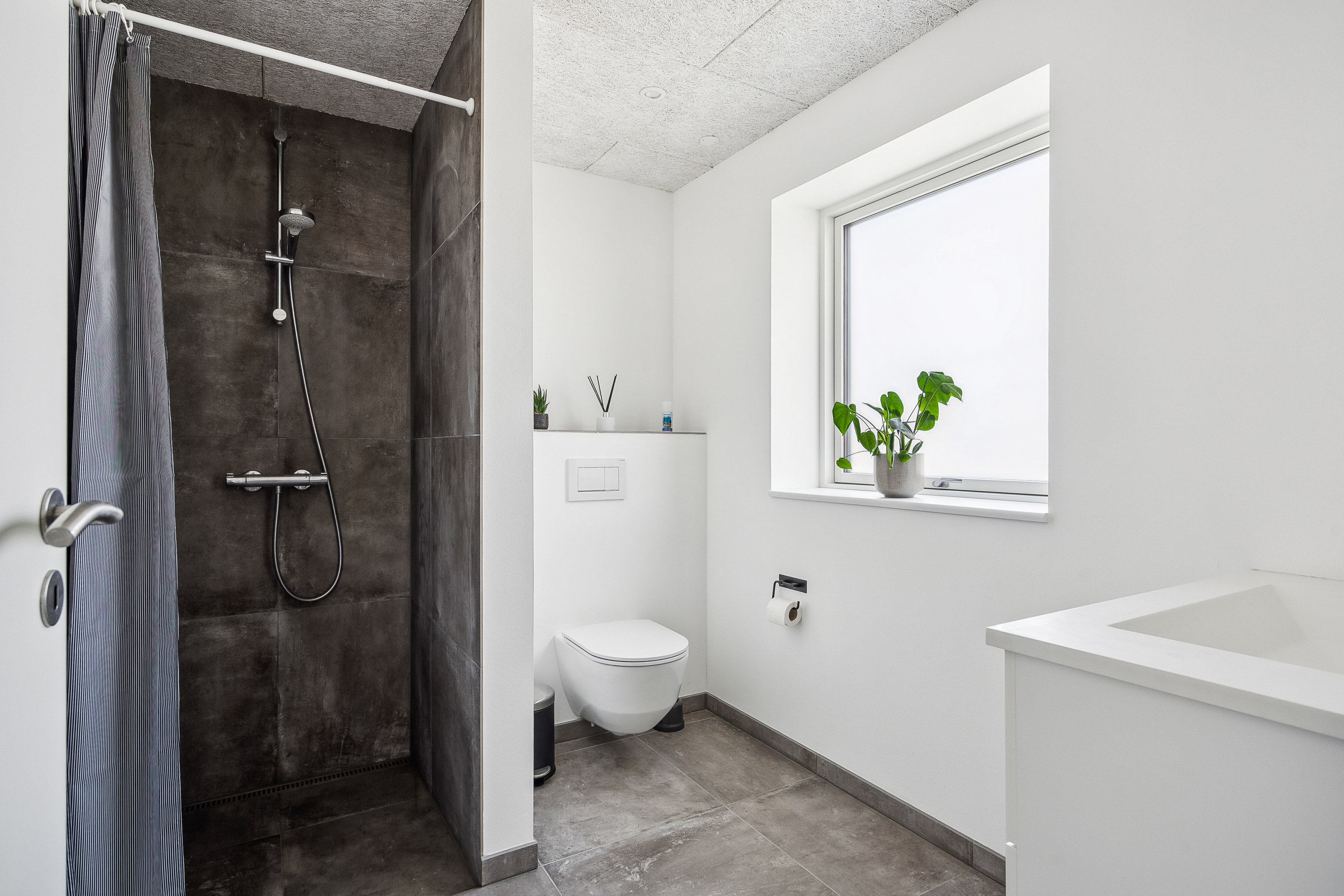 Fremhævet badeværelse billede i fuldskærmstilstand. Billede af Østre Alle 34, 9800 Hjørring