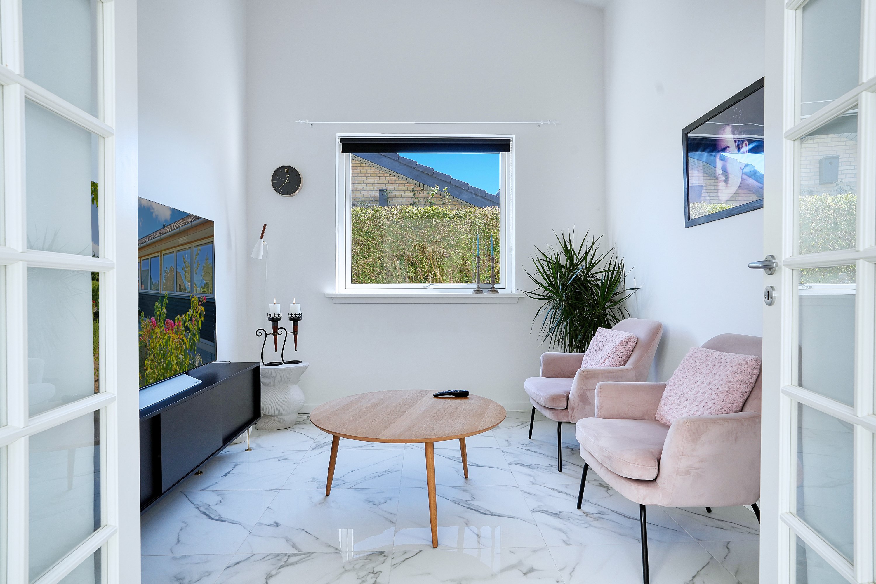 Fremhævet stue billede i fuldskærmstilstand. Billede af Harestien 19, 2880 Bagsværd