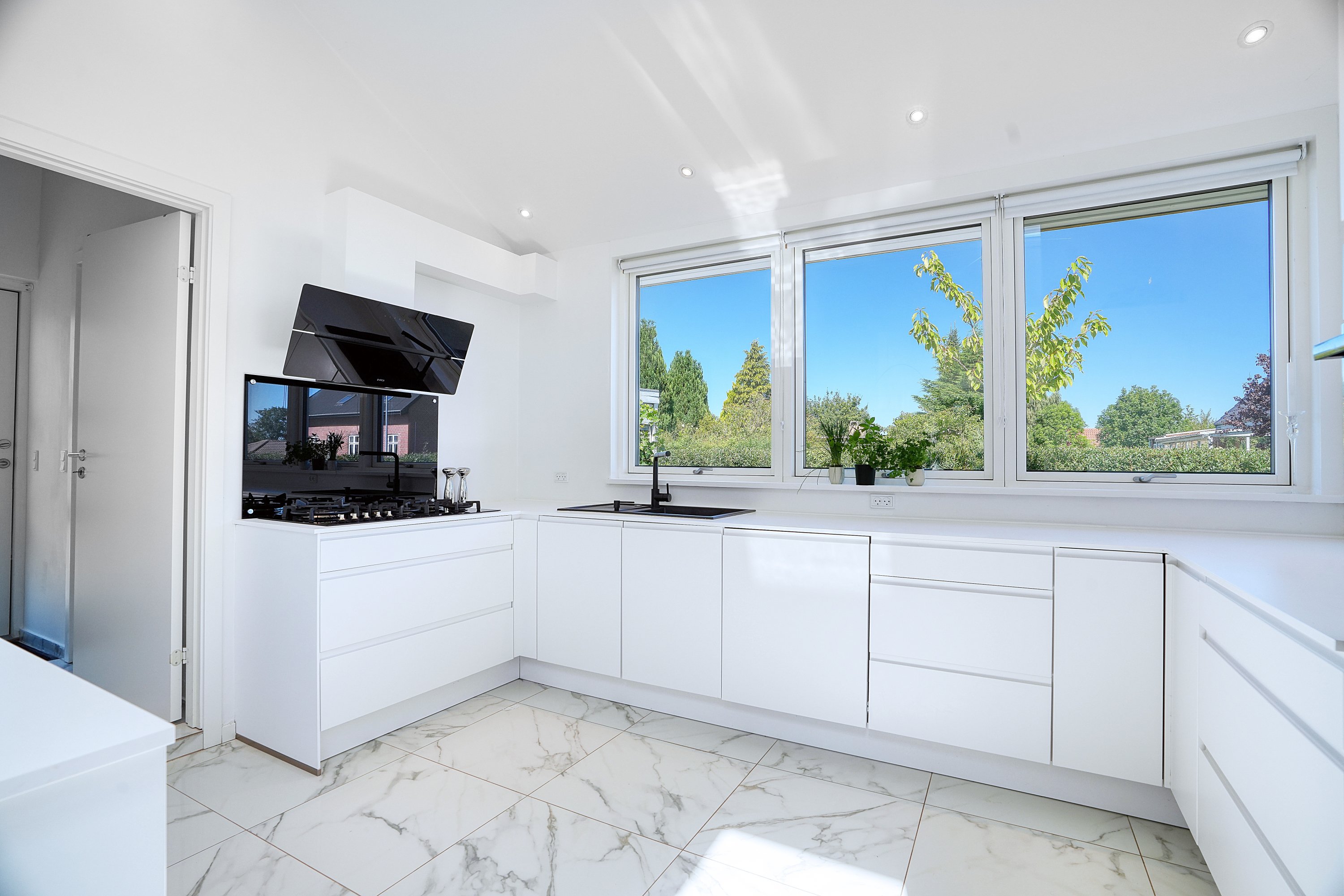 Fremhævet køkken billede i fuldskærmstilstand. Billede af Harestien 19, 2880 Bagsværd