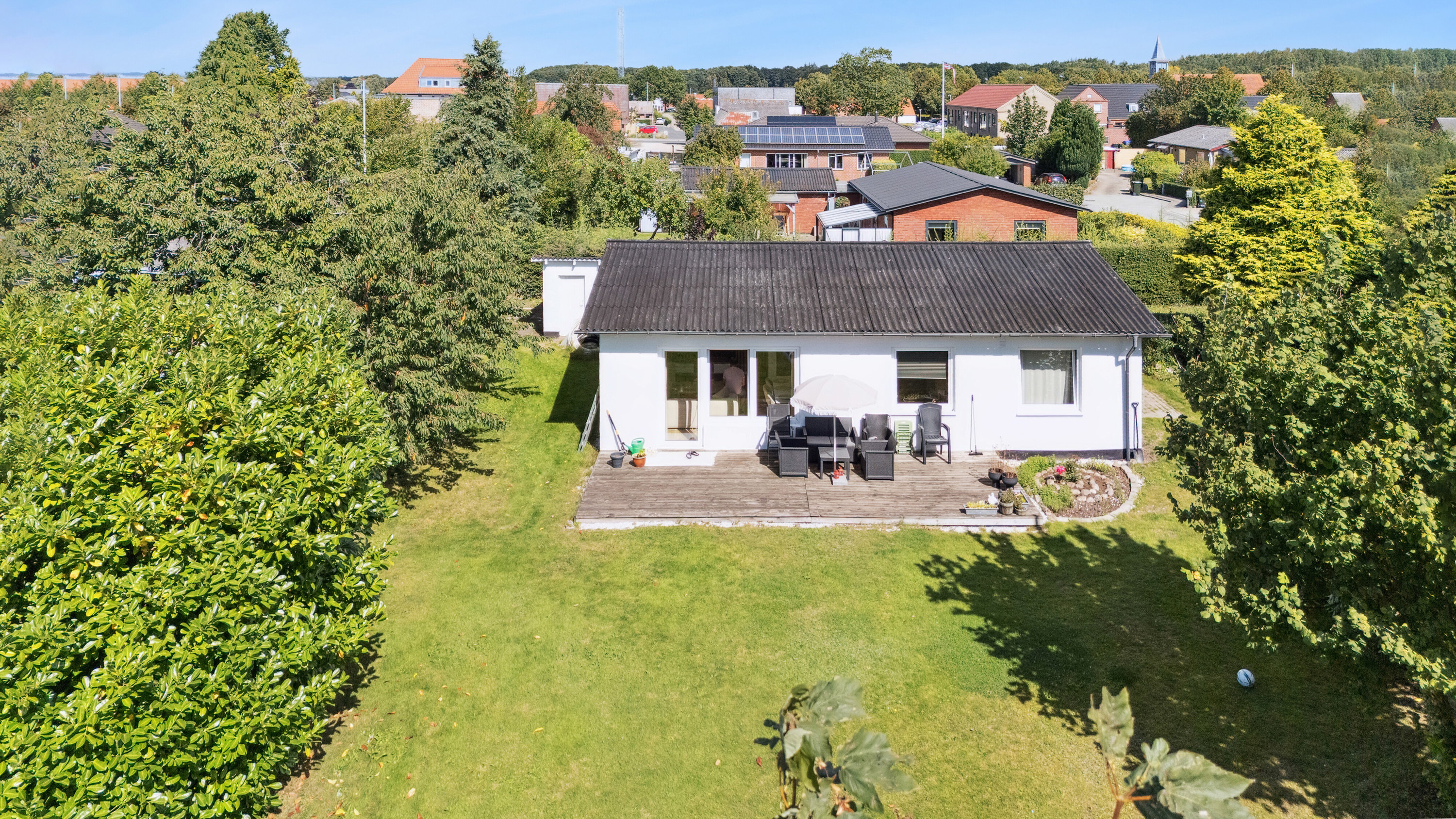 Fremhævet set fra haven billede i fuldskærmstilstand. Billede af Solvænget 1, 8723 Løsning