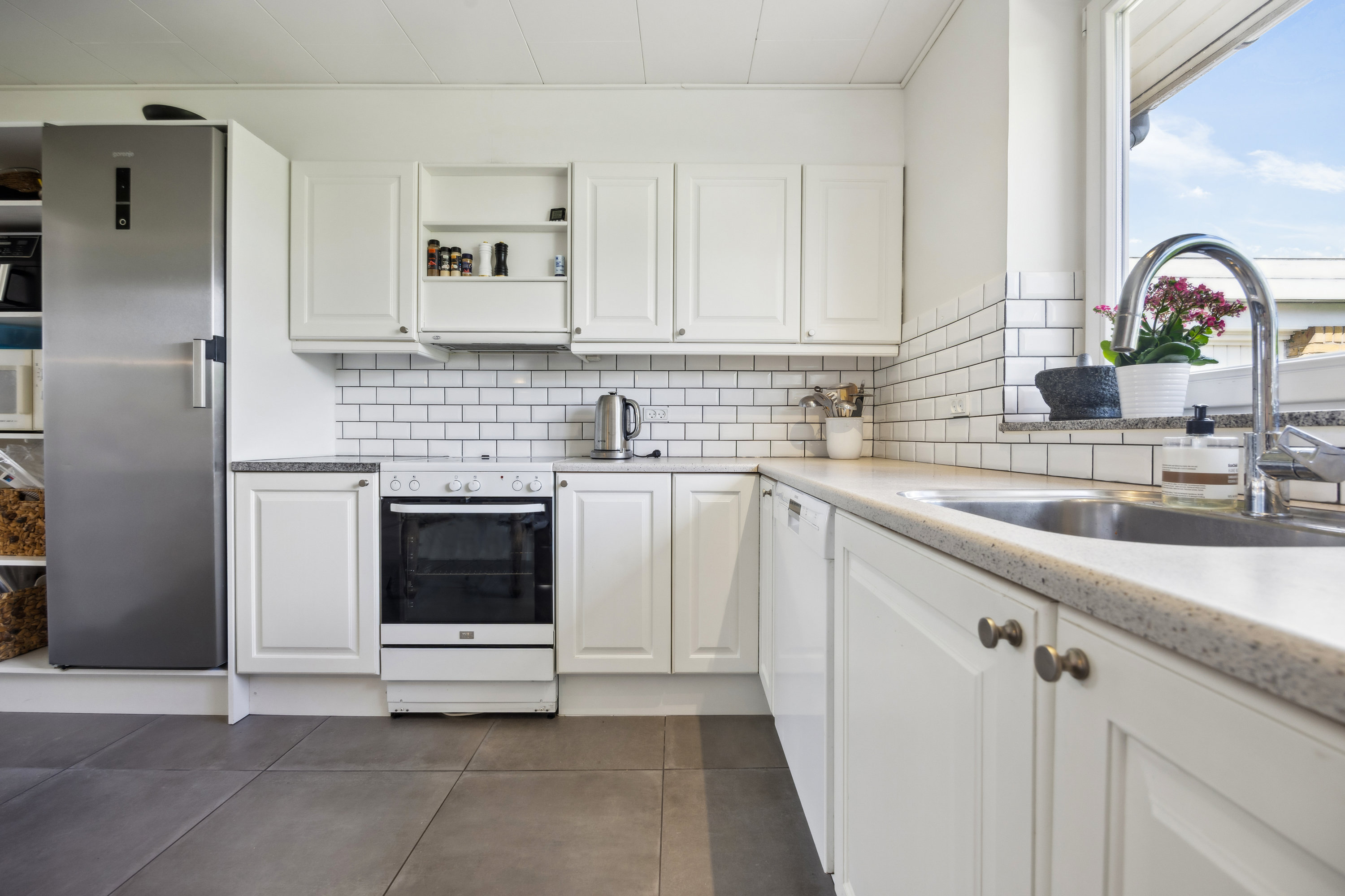 Fremhævet køkken billede i fuldskærmstilstand. Billede af Nordmanniavej 1, 9320 Hjallerup