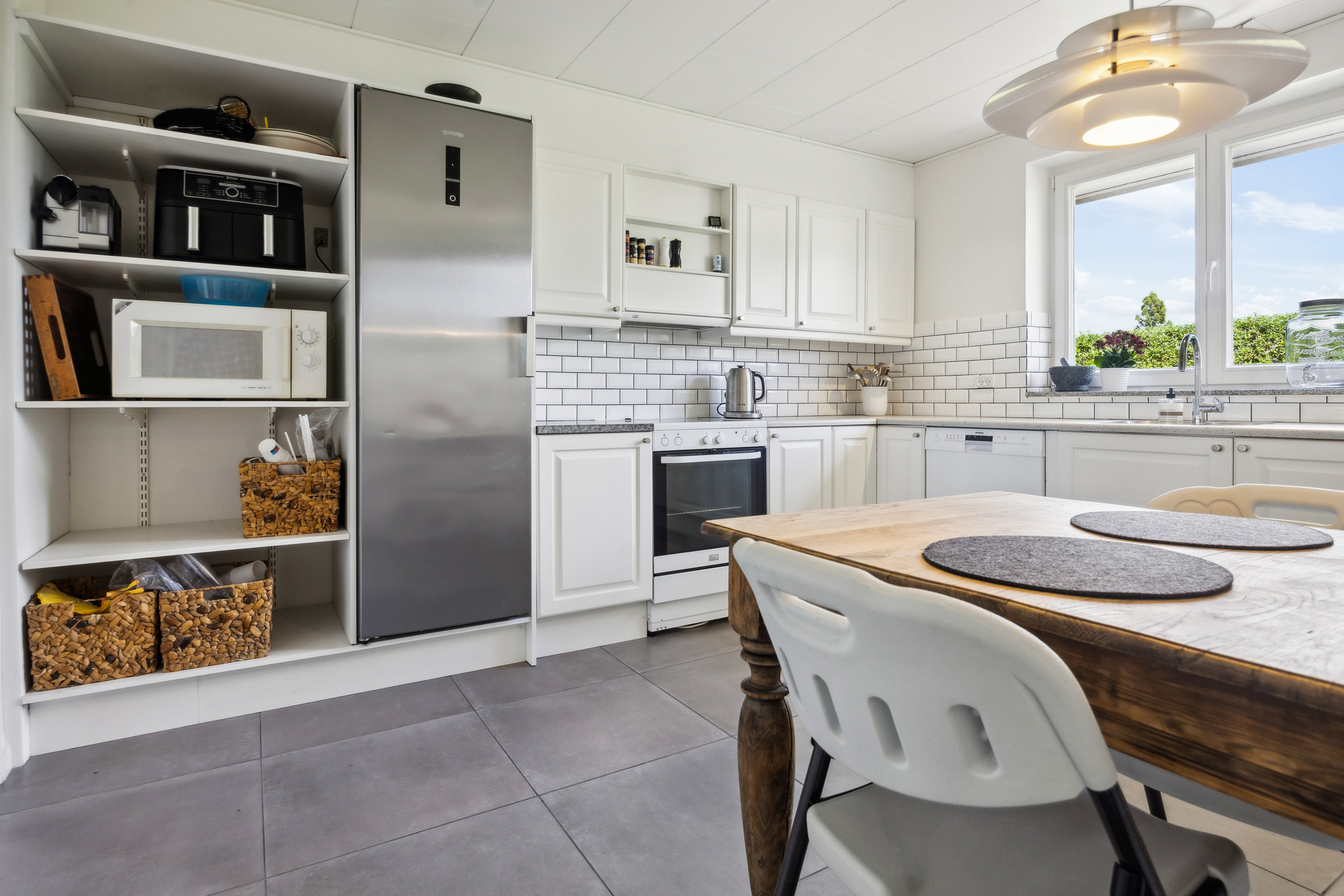 Fremhævet køkken billede i fuldskærmstilstand. Billede af Nordmanniavej 1, 9320 Hjallerup