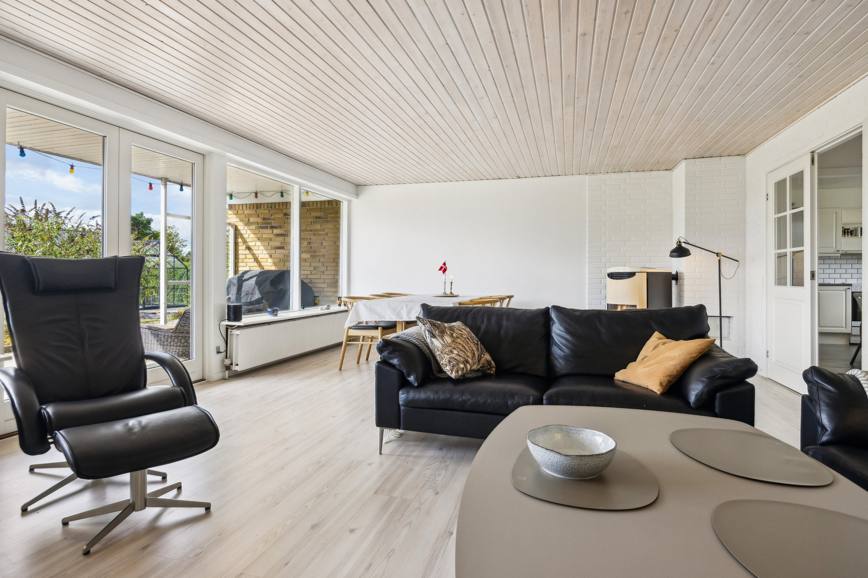 Fremhævet stue billede i fuldskærmstilstand. Billede af Nordmanniavej 1, 9320 Hjallerup