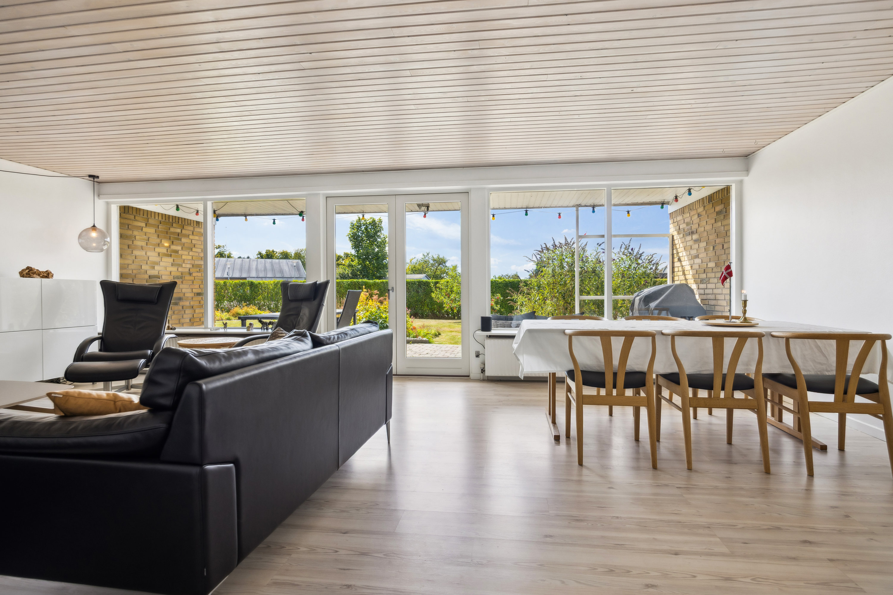 Fremhævet stue billede i fuldskærmstilstand. Billede af Nordmanniavej 1, 9320 Hjallerup