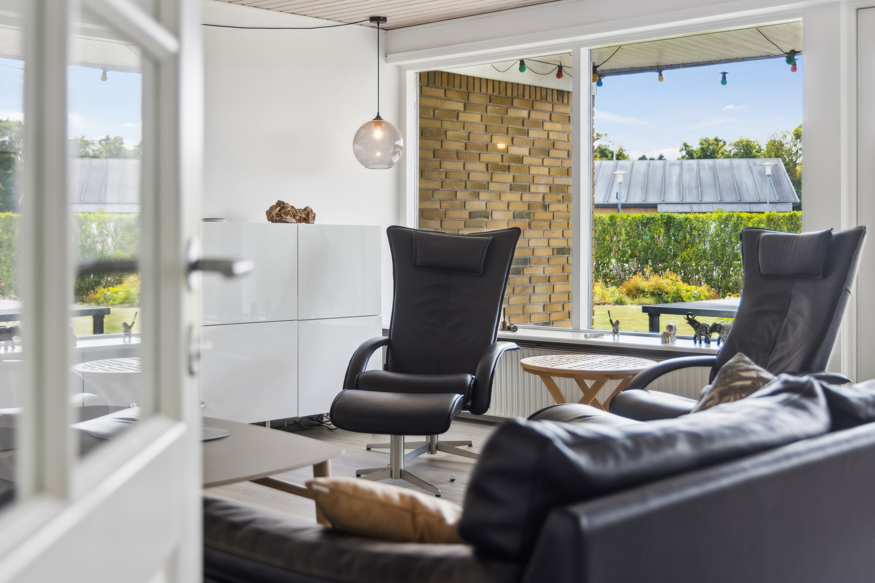 Fremhævet stue billede i fuldskærmstilstand. Billede af Nordmanniavej 1, 9320 Hjallerup