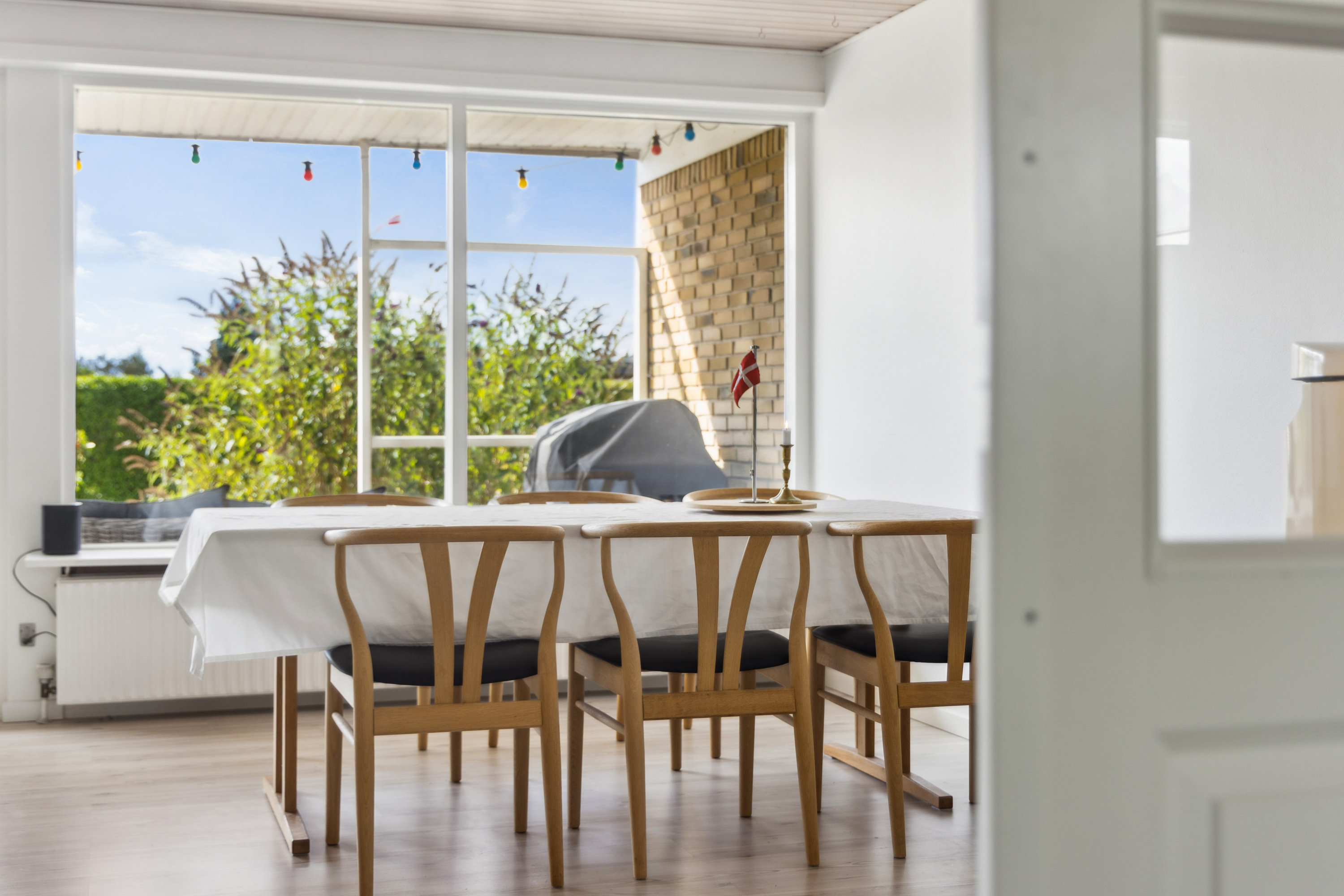 Fremhævet stue billede i fuldskærmstilstand. Billede af Nordmanniavej 1, 9320 Hjallerup