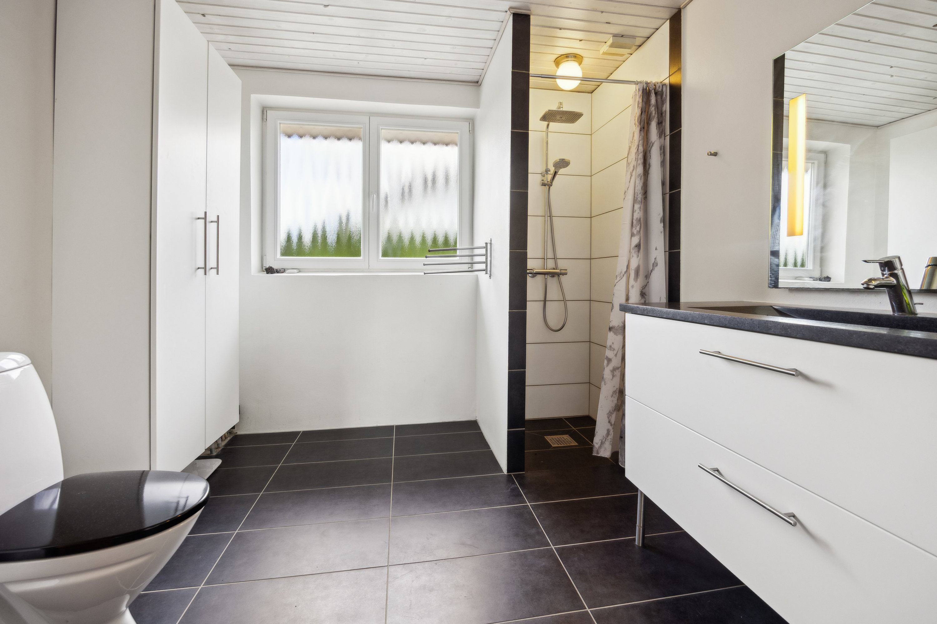 Fremhævet badeværelse billede i fuldskærmstilstand. Billede af Nordmanniavej 1, 9320 Hjallerup