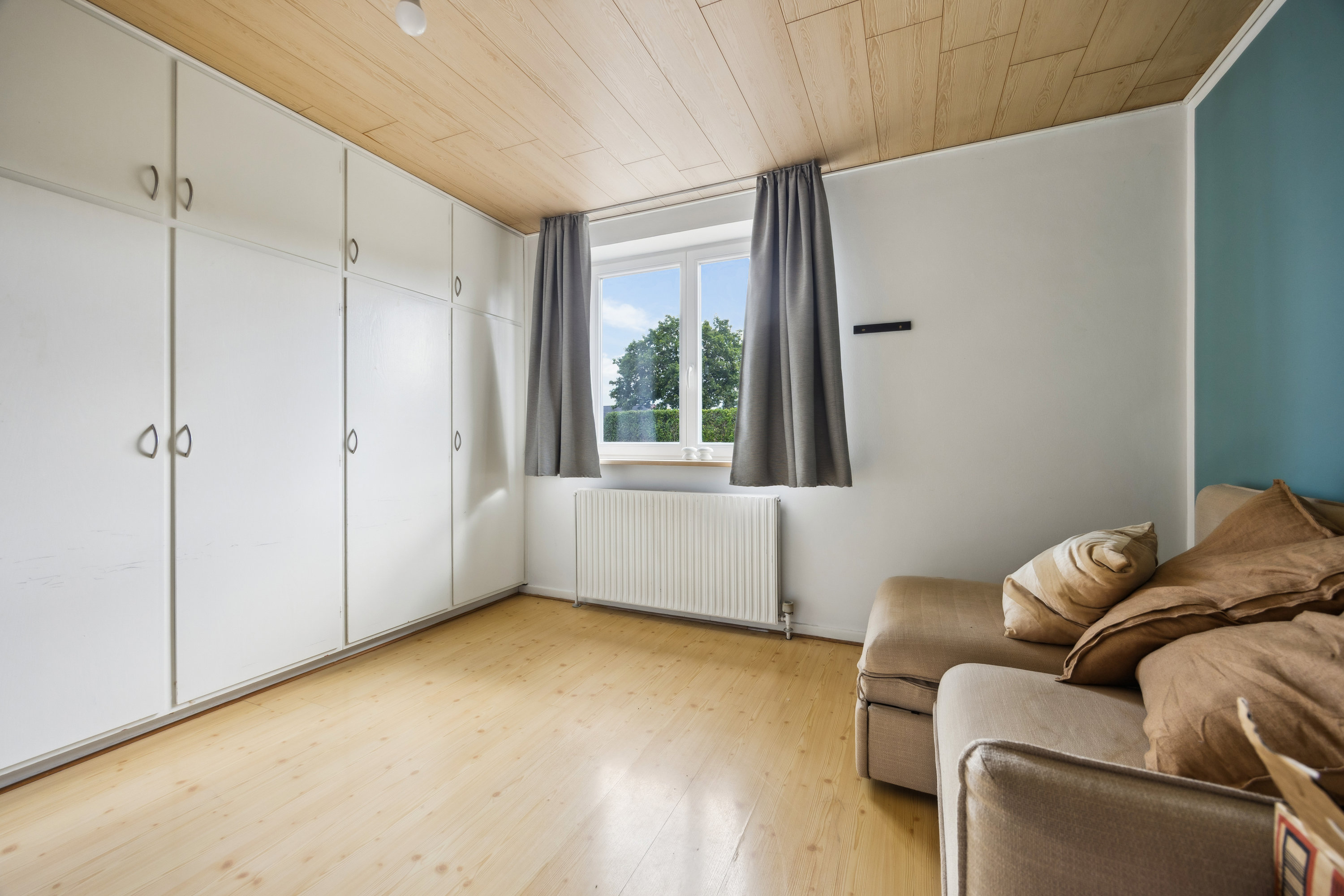 Fremhævet stue billede i fuldskærmstilstand. Billede af Nordmanniavej 1, 9320 Hjallerup