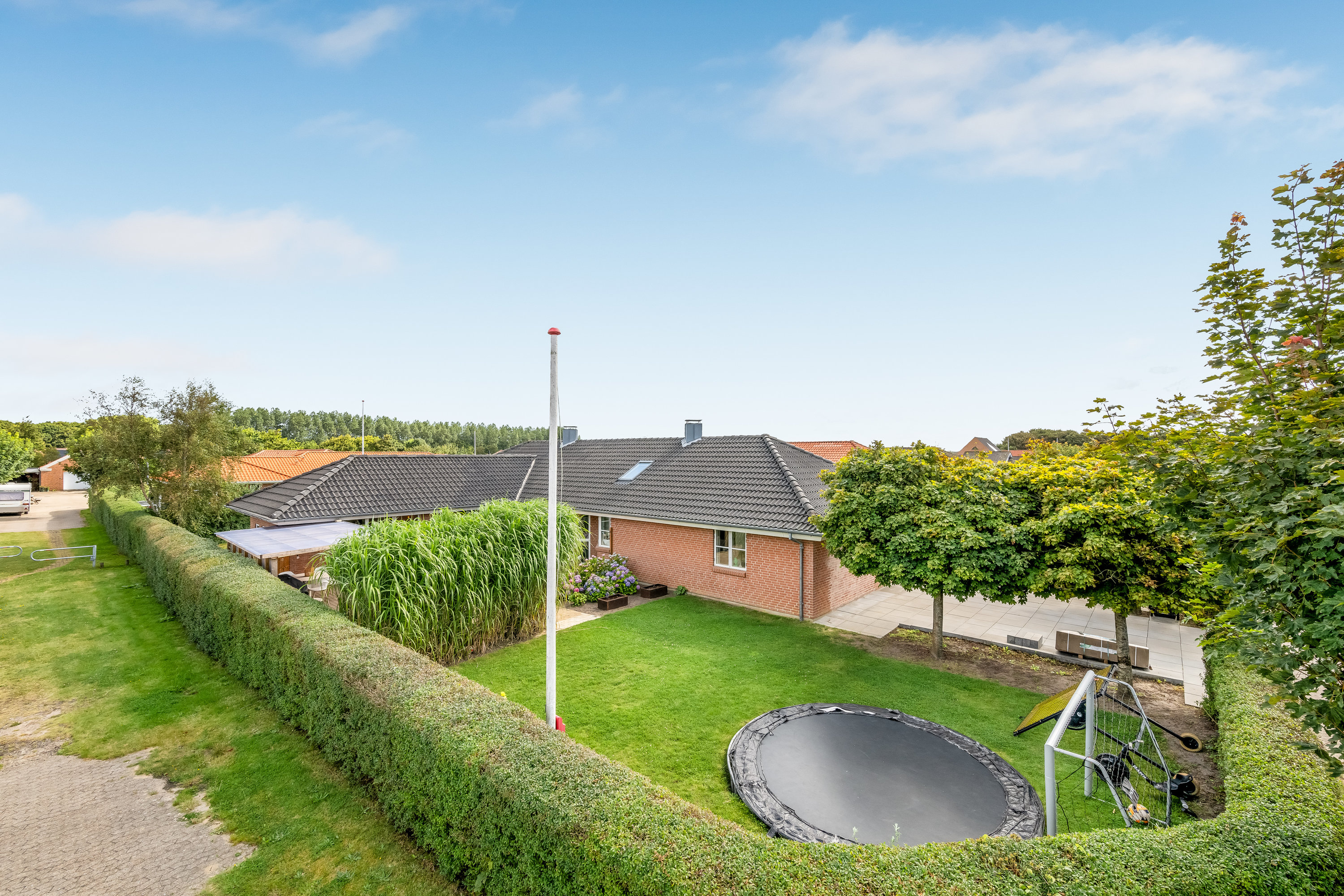 Fremhævet facade billede i fuldskærmstilstand. Billede af Højvangen 8, 6950 Ringkøbing