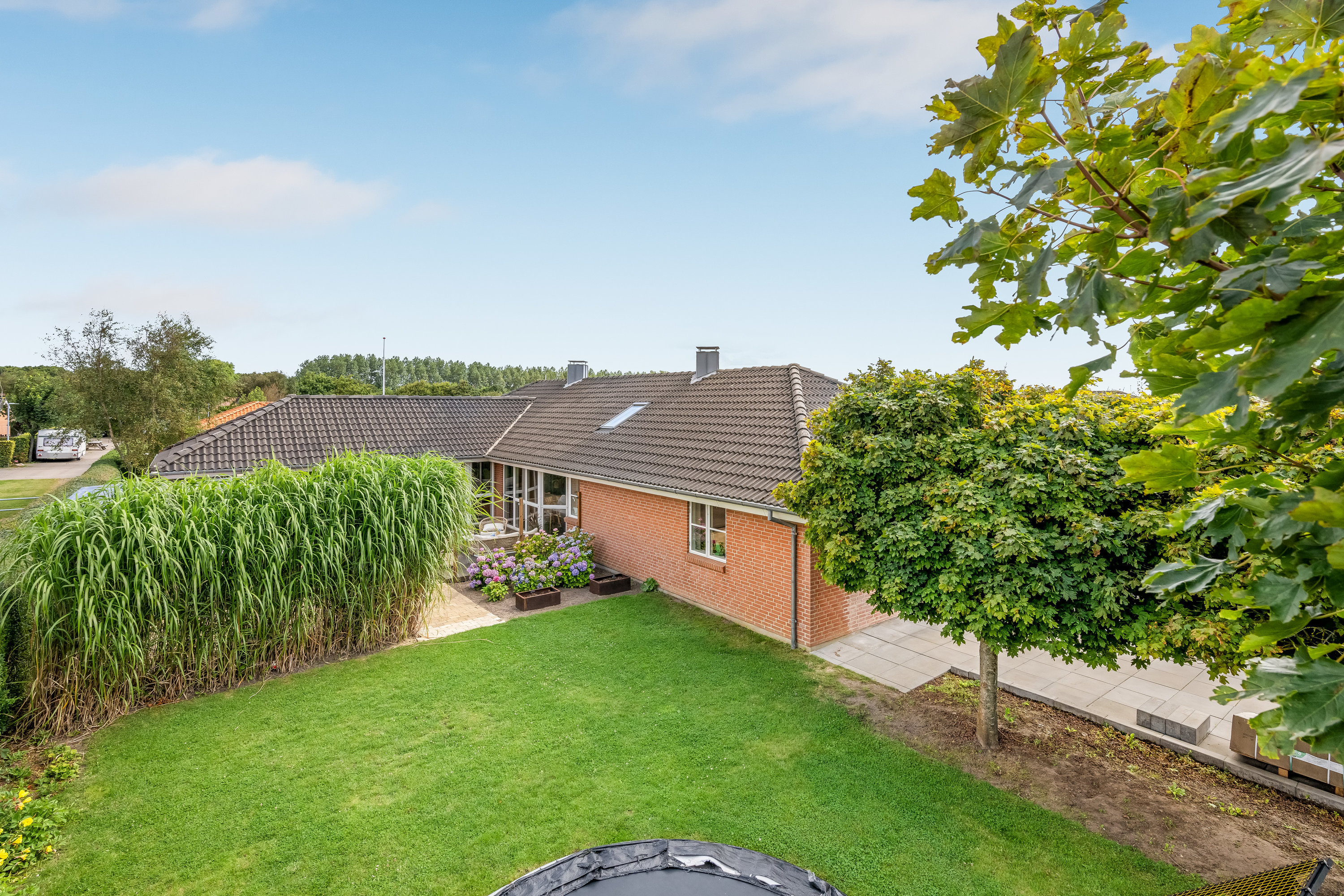 Fremhævet facade billede i fuldskærmstilstand. Billede af Højvangen 8, 6950 Ringkøbing