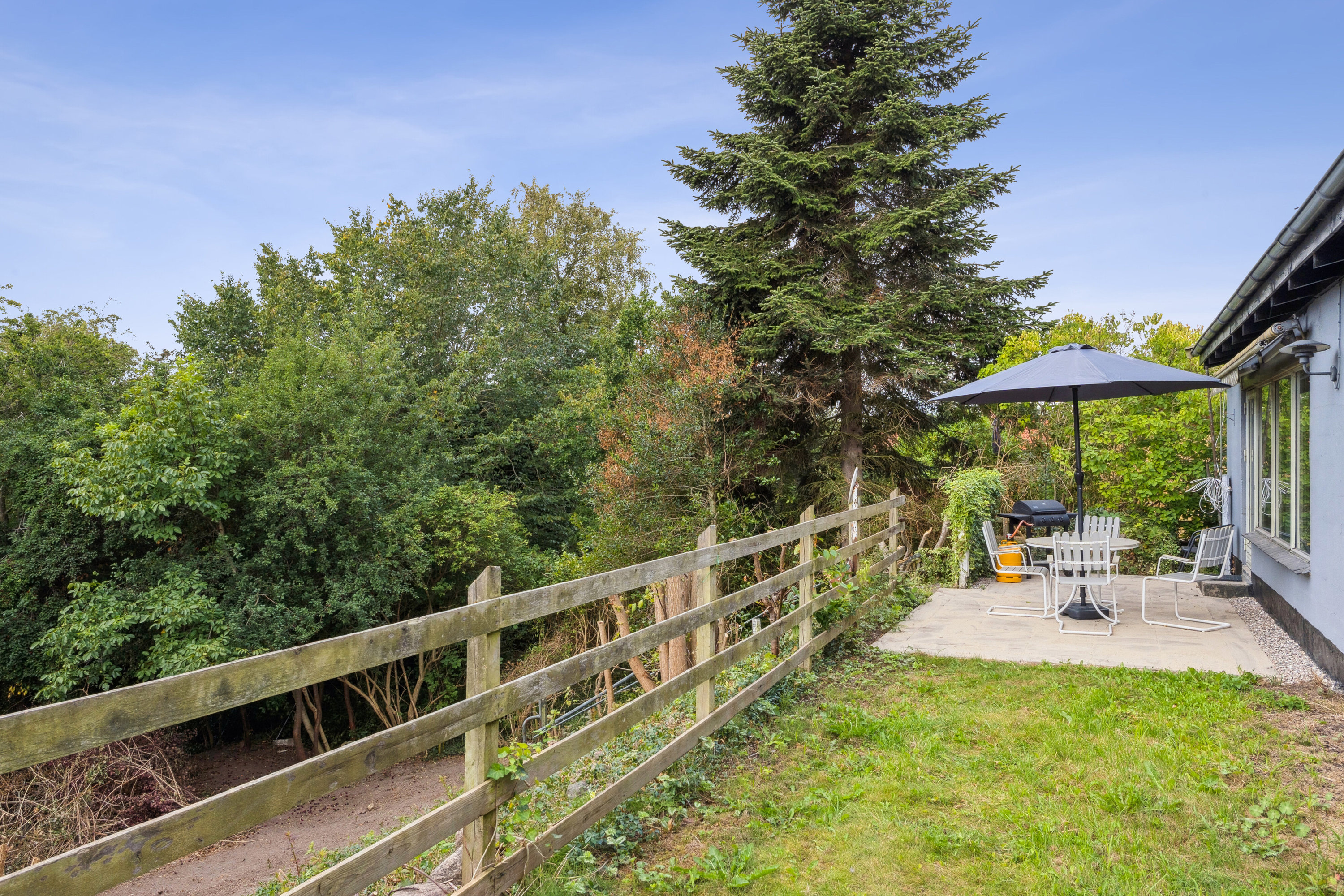 Fremhævet set fra haven billede i fuldskærmstilstand. Billede af Bakkevej 4, Egebjerg, 4500 Nykøbing Sj