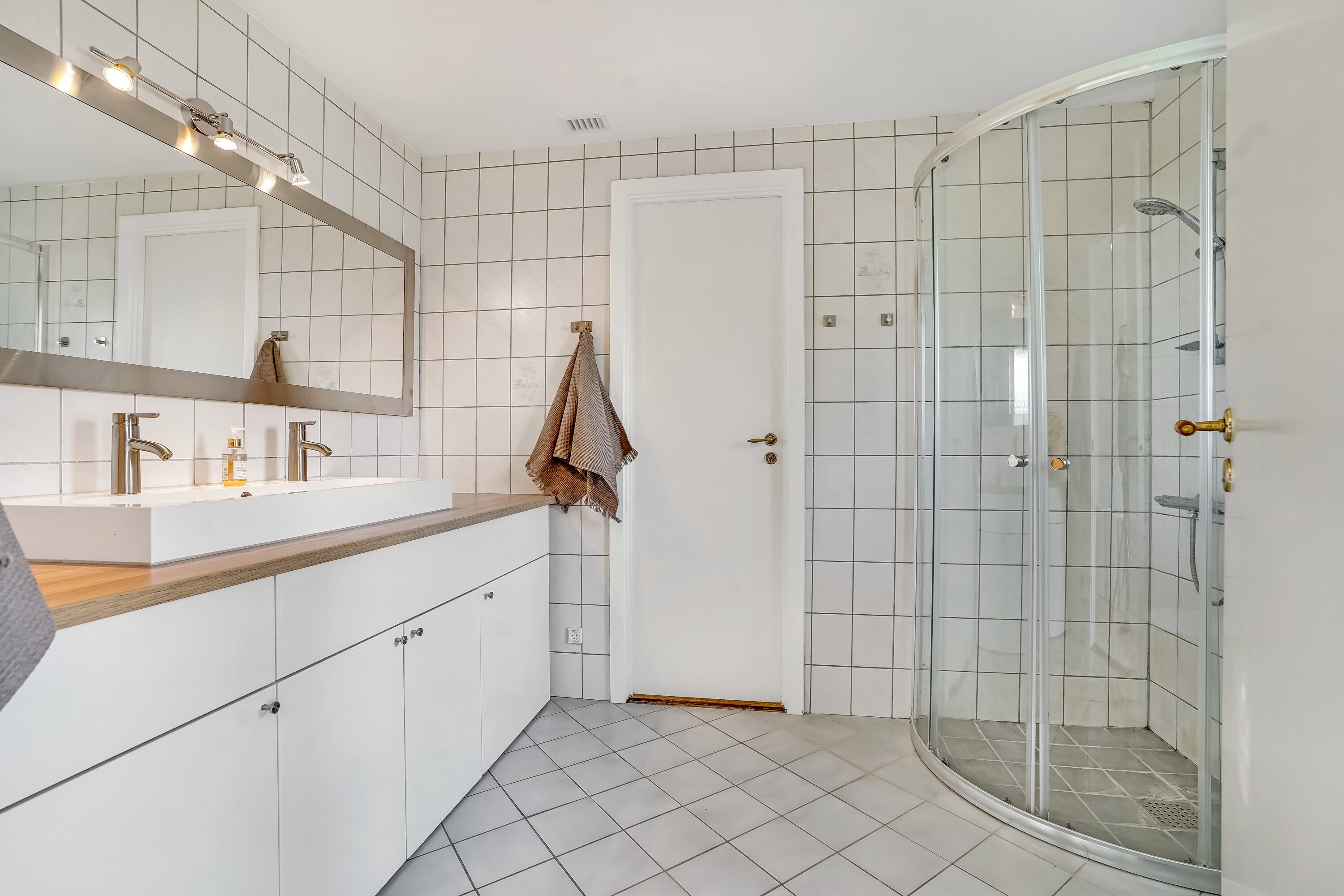 Fremhævet badeværelse billede i fuldskærmstilstand. Billede af Lyøvænget 16, 5500 Middelfart