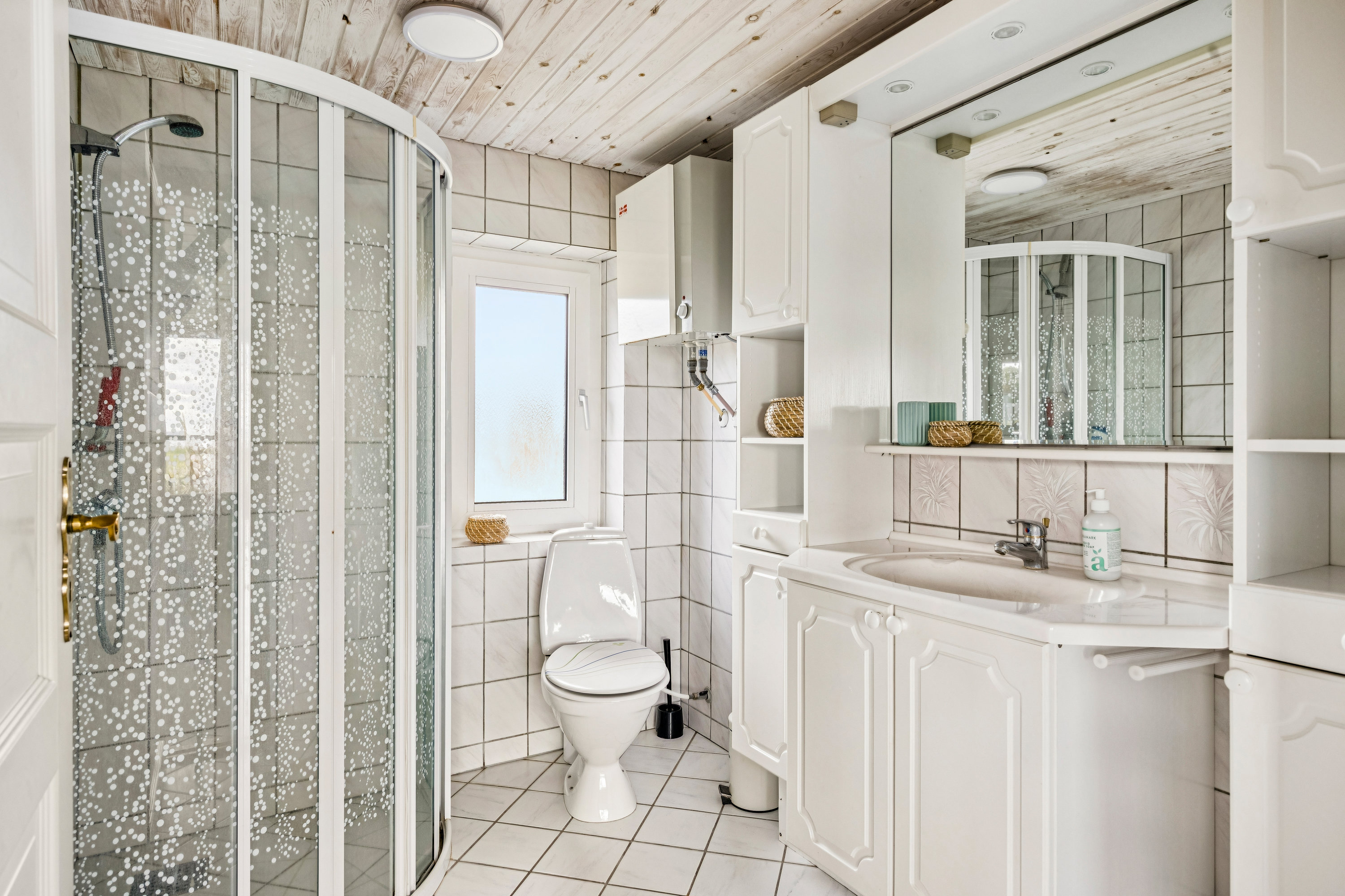 Fremhævet badeværelse billede i fuldskærmstilstand. Billede af Vestre Strandvej 35, Skødshoved Strand, 8420 Knebel