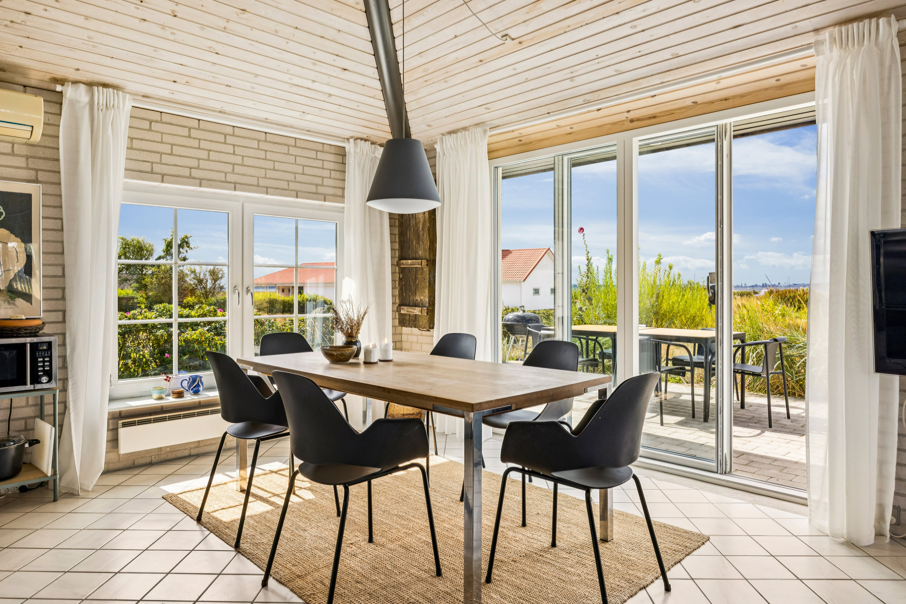 Fremhævet stue billede i fuldskærmstilstand. Billede af Vestre Strandvej 35, Skødshoved Strand, 8420 Knebel