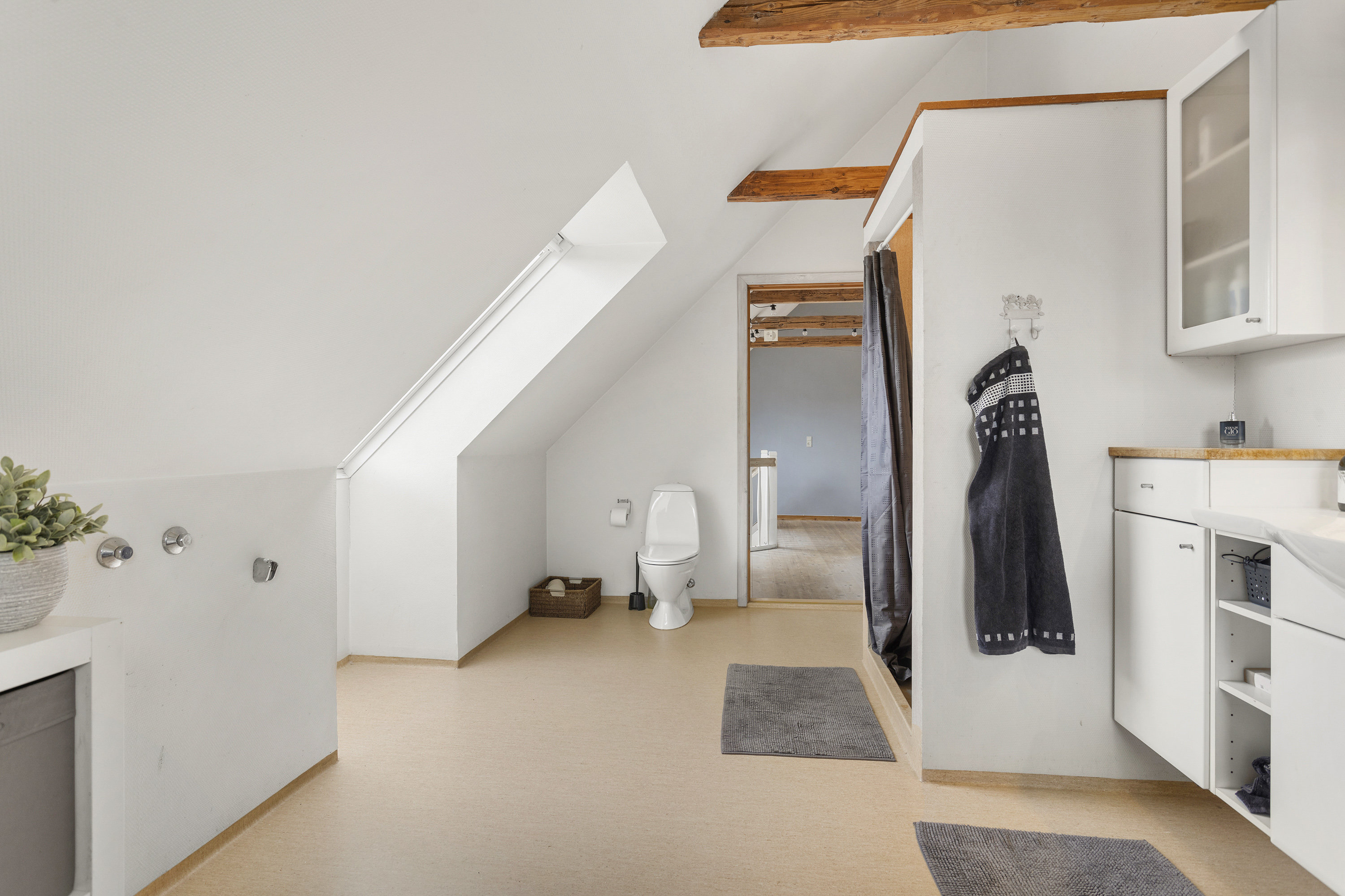 Fremhævet badeværelse billede i fuldskærmstilstand. Billede af Fjembevej 17, 9352 Dybvad