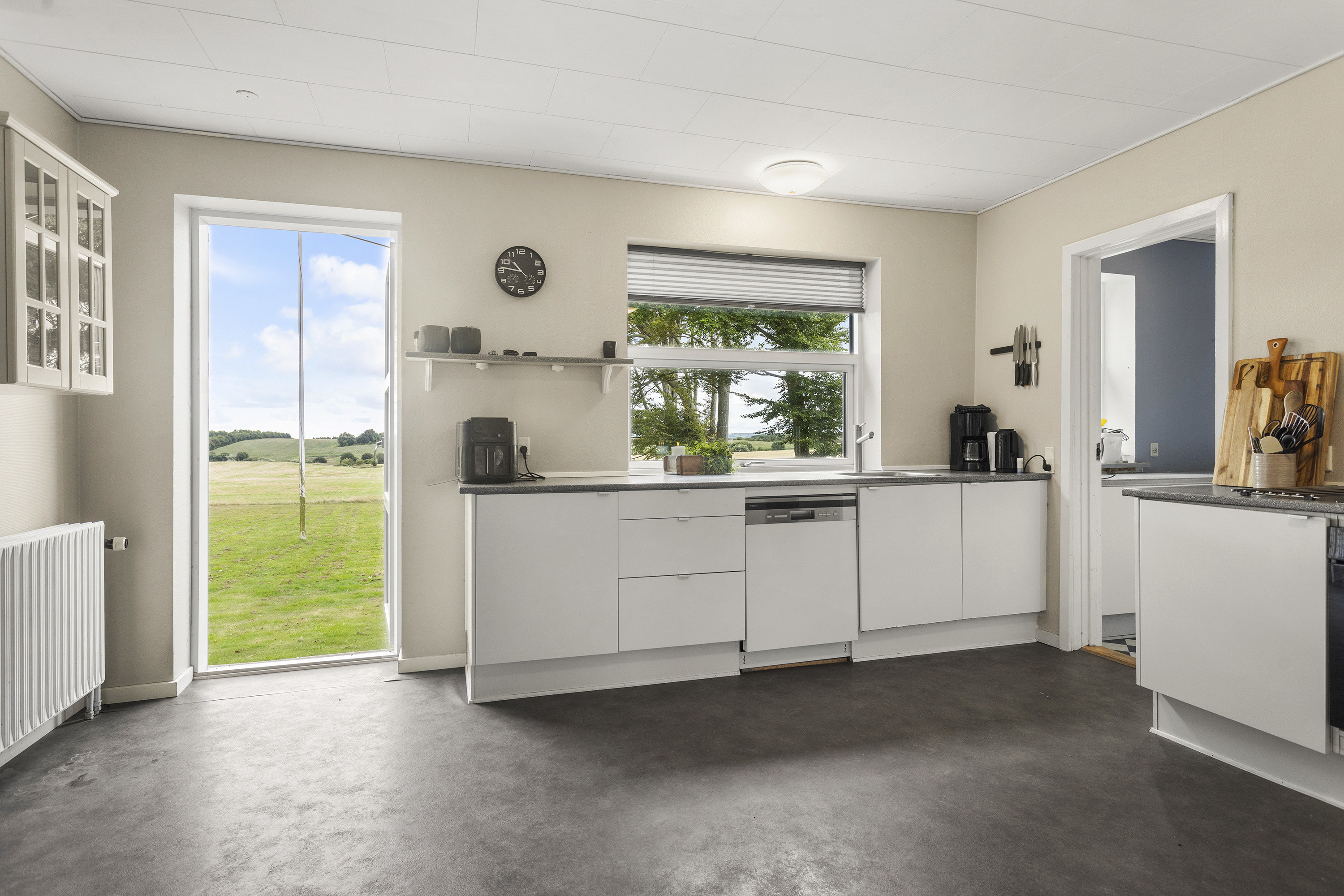 Fremhævet køkken billede i fuldskærmstilstand. Billede af Fjembevej 17, 9352 Dybvad