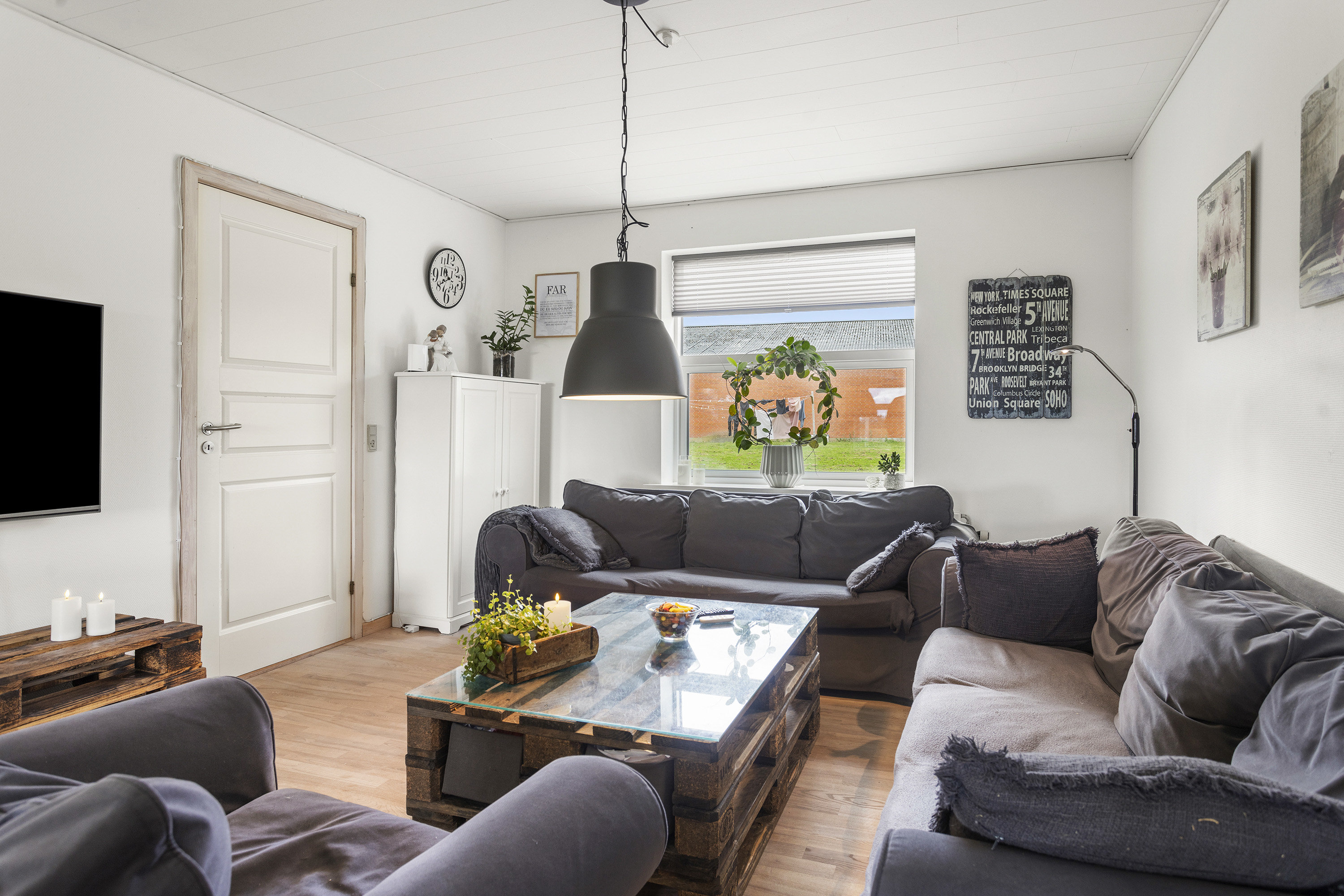 Fremhævet stue billede i fuldskærmstilstand. Billede af Fjembevej 17, 9352 Dybvad