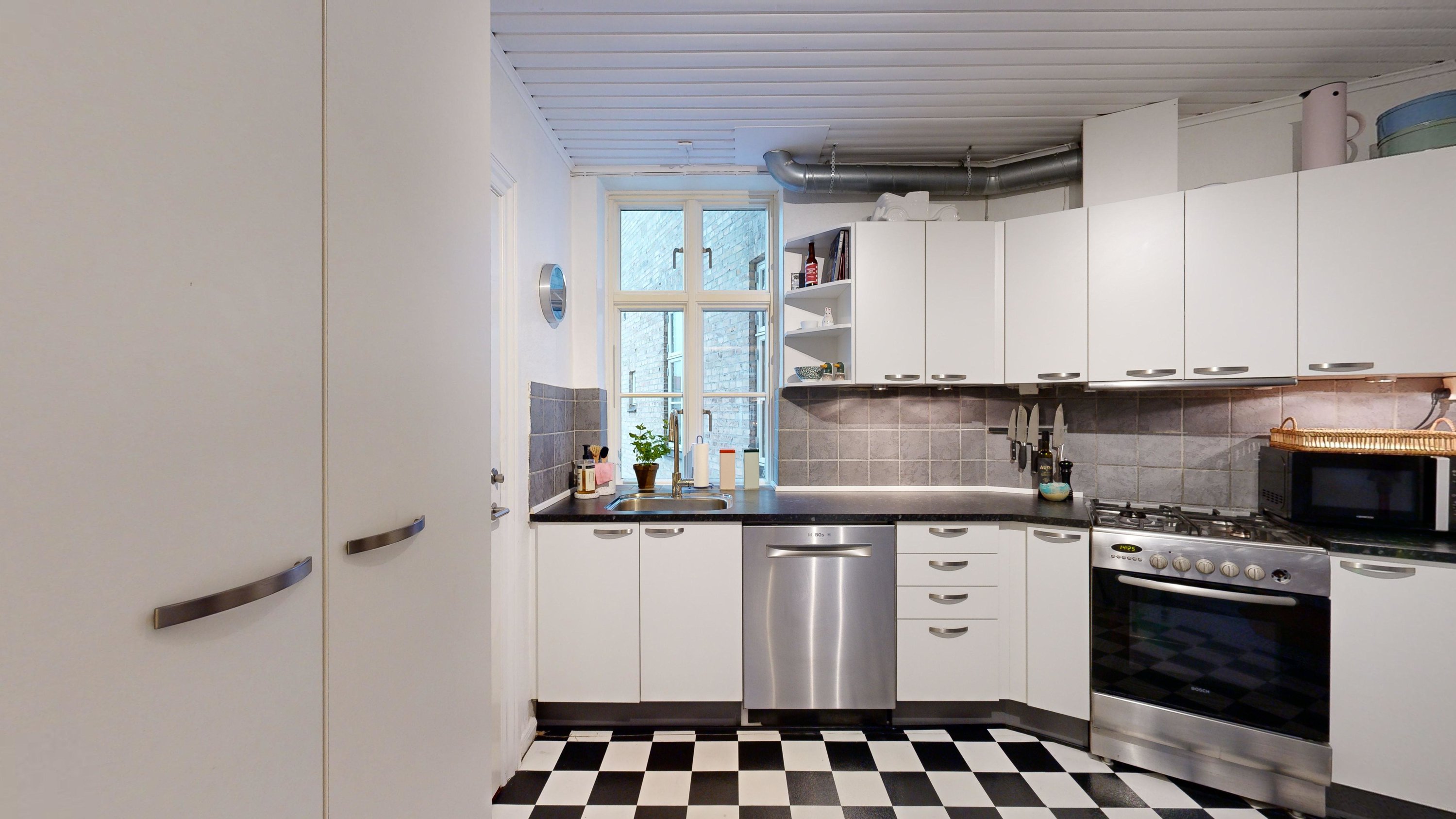 Fremhævet køkken billede i fuldskærmstilstand. Billede af Østerbro 90, 2. th., 9000 Aalborg