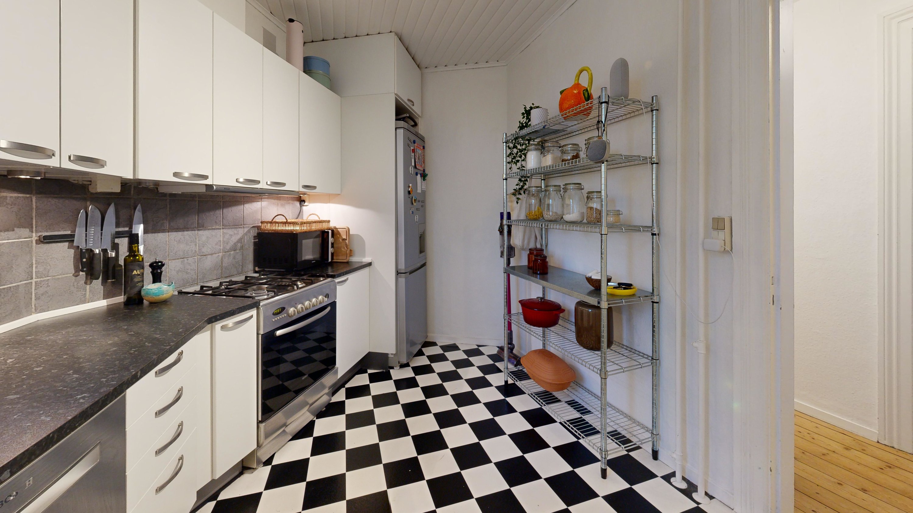 Fremhævet køkken billede i fuldskærmstilstand. Billede af Østerbro 90, 2. th., 9000 Aalborg