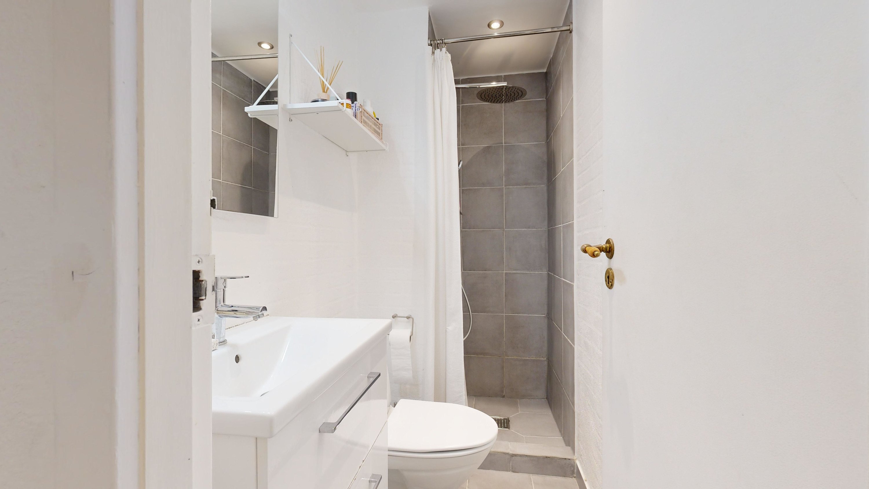 Fremhævet badeværelse billede i fuldskærmstilstand. Billede af Østerbro 90, 2. th., 9000 Aalborg