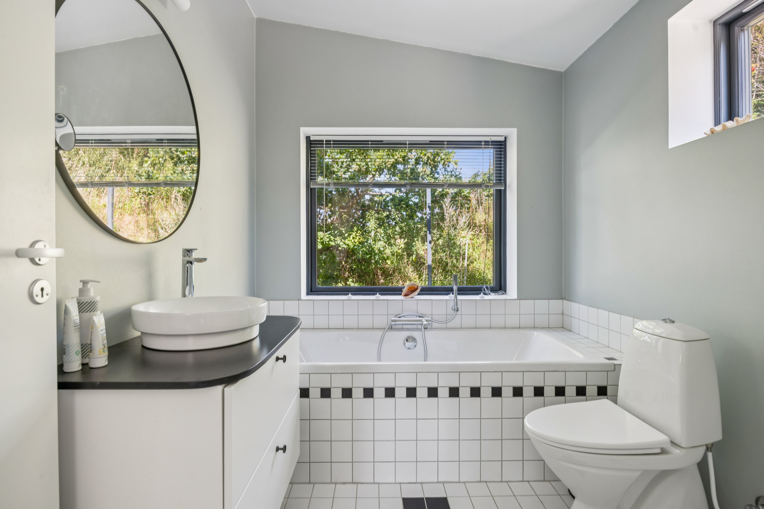 Fremhævet badeværelse billede i fuldskærmstilstand. Billede af Fyrreskrænten 26, Dråby, 8400 Ebeltoft