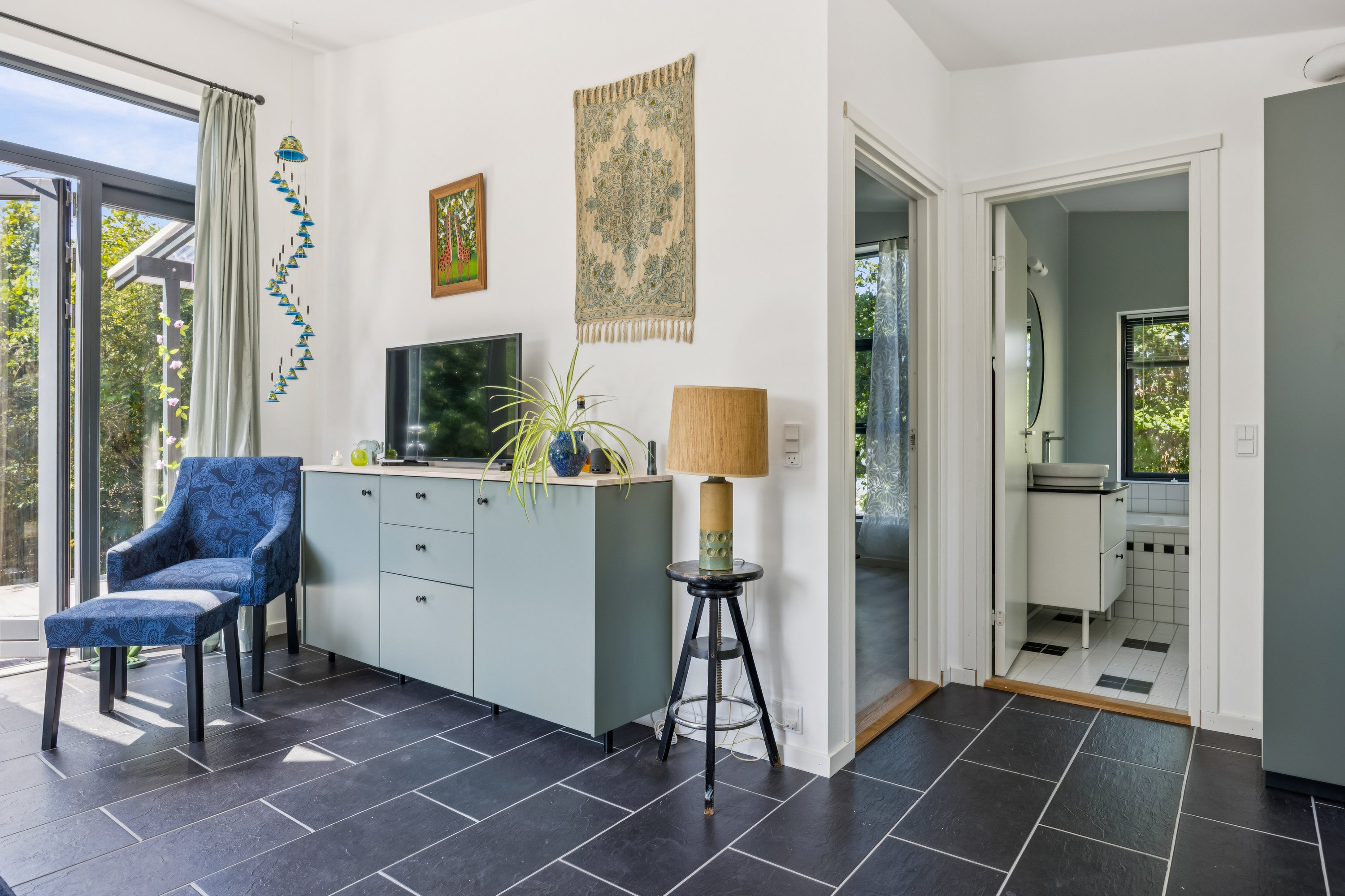 Fremhævet stue billede i fuldskærmstilstand. Billede af Fyrreskrænten 26, Dråby, 8400 Ebeltoft