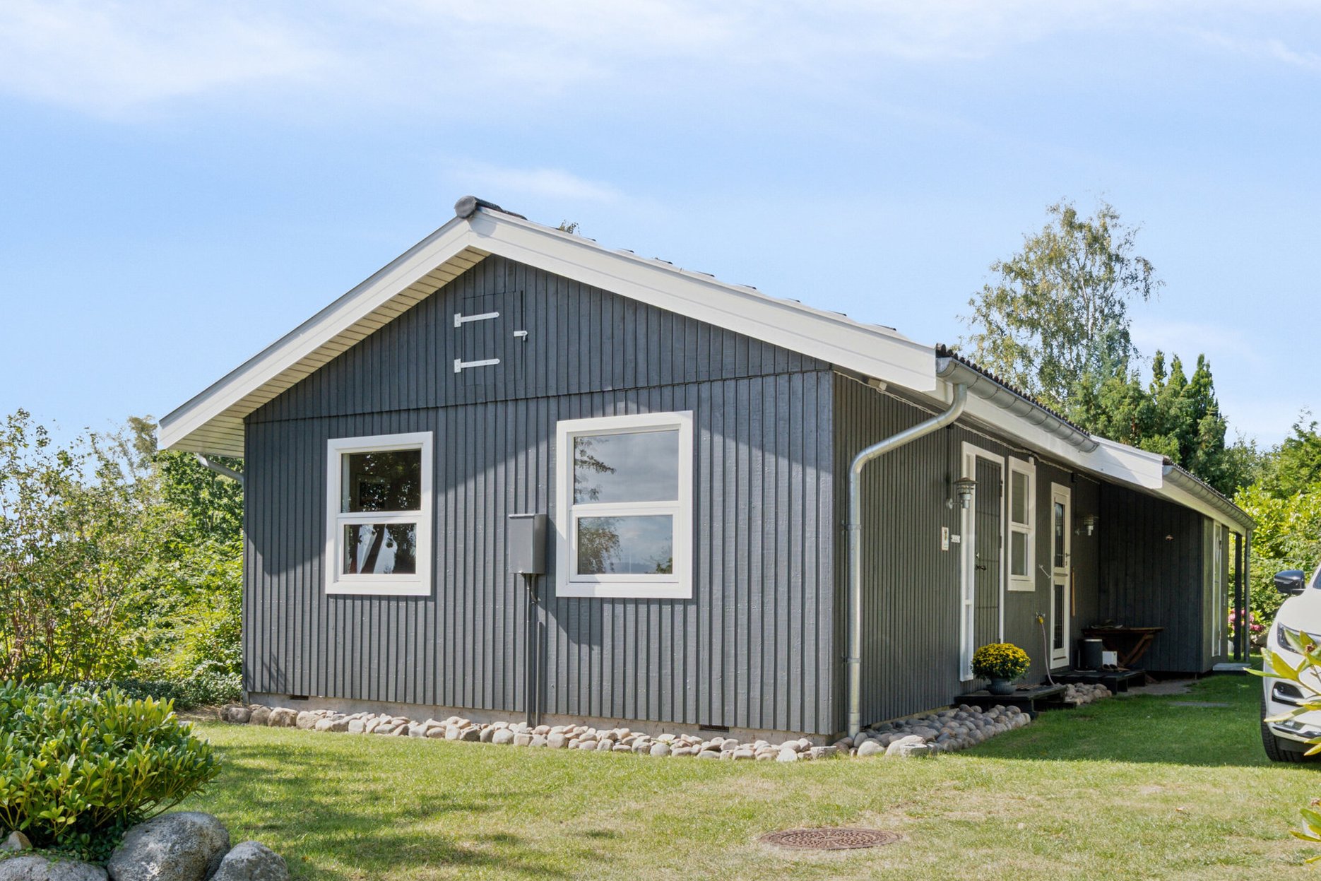 Miniaturebillede 2: set fra vejen. Billede af Petrine Sonnesvej 9, Evetofte, 3370 Melby