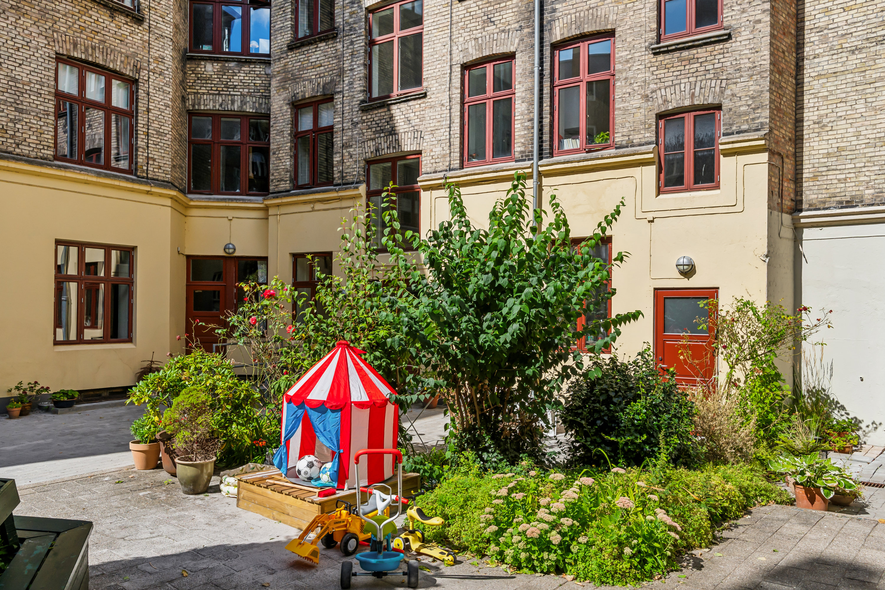 Fremhævet ejendom 1 billede i fuldskærmstilstand. Billede af Næstvedgade 6A, 2. tv., 2100 København Ø