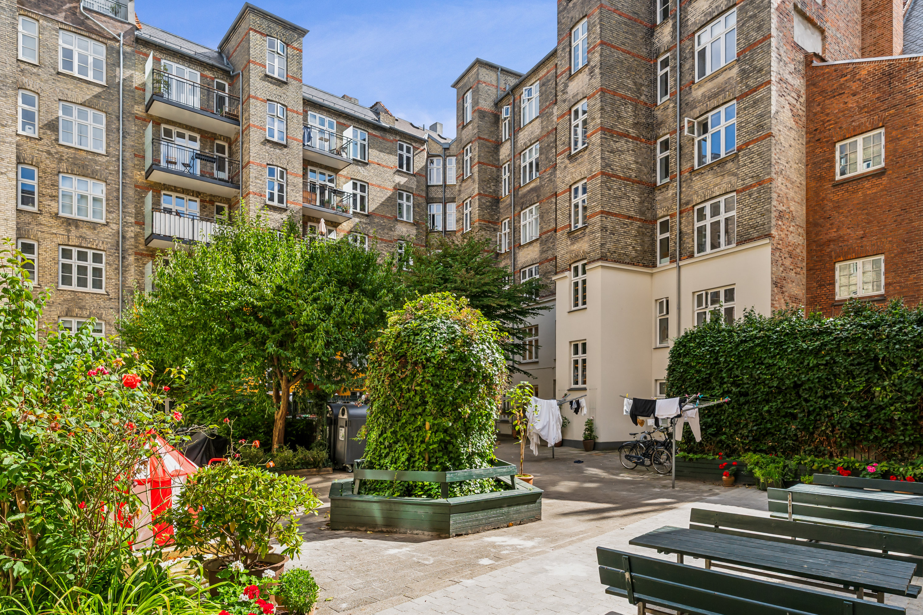 Fremhævet gårdmiljø billede i fuldskærmstilstand. Billede af Næstvedgade 6A, 2. tv., 2100 København Ø