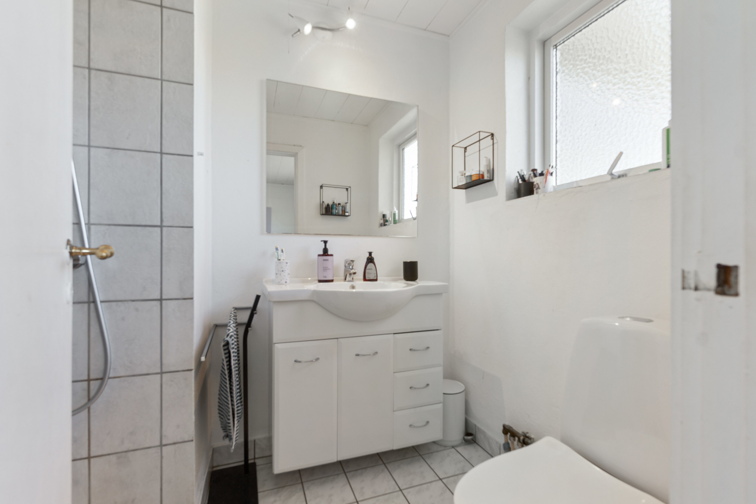 Fremhævet badeværelse billede i fuldskærmstilstand. Billede af Fresiavænget 2, 7730 Hanstholm