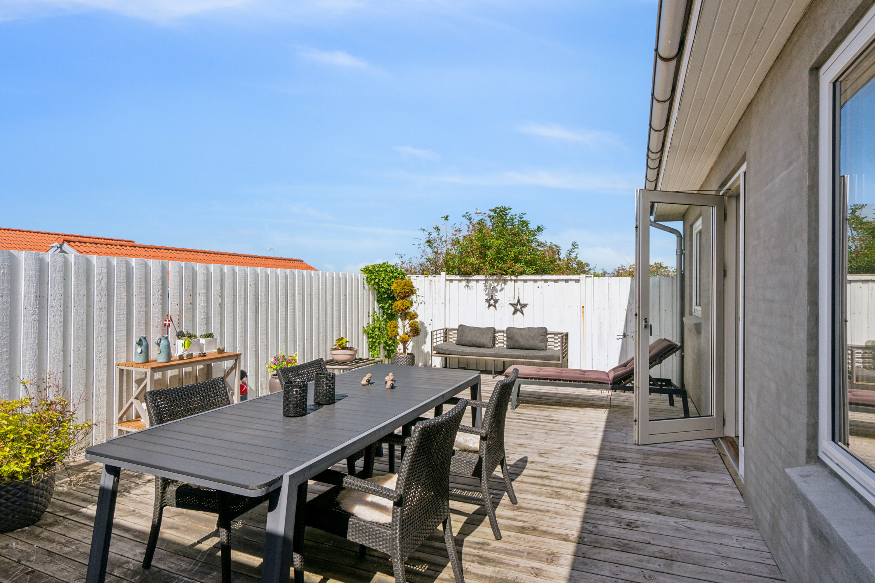 Fremhævet terrasse billede i fuldskærmstilstand. Billede af Fresiavænget 2, 7730 Hanstholm